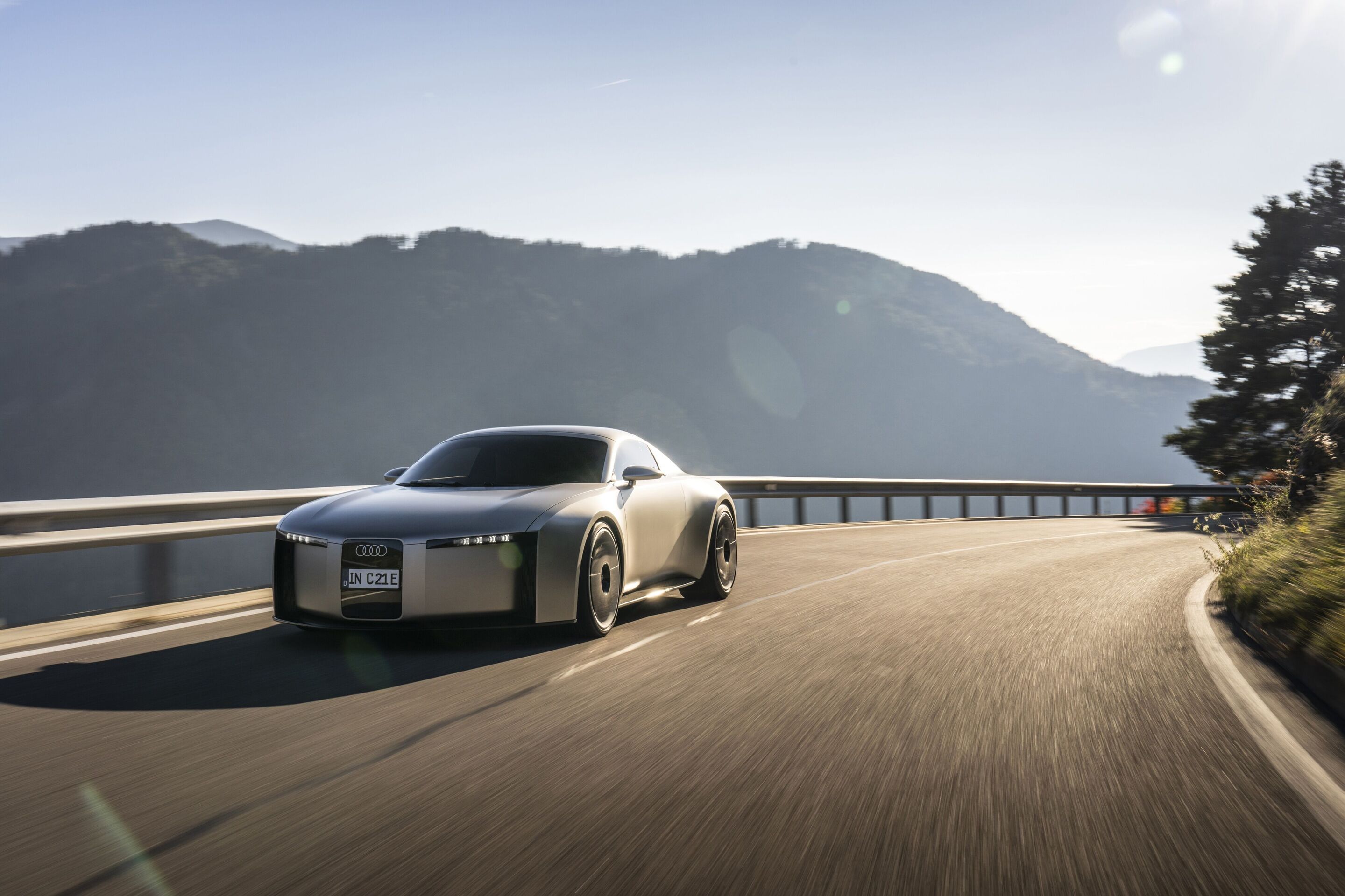 Der Audi Concept C: Ausblick auf einen atemberaubenden Elektro-Sportwagen - Audi Concept C - Outdoor-Fahraufnahme, Exterieur, Dreiviertelfrontansicht