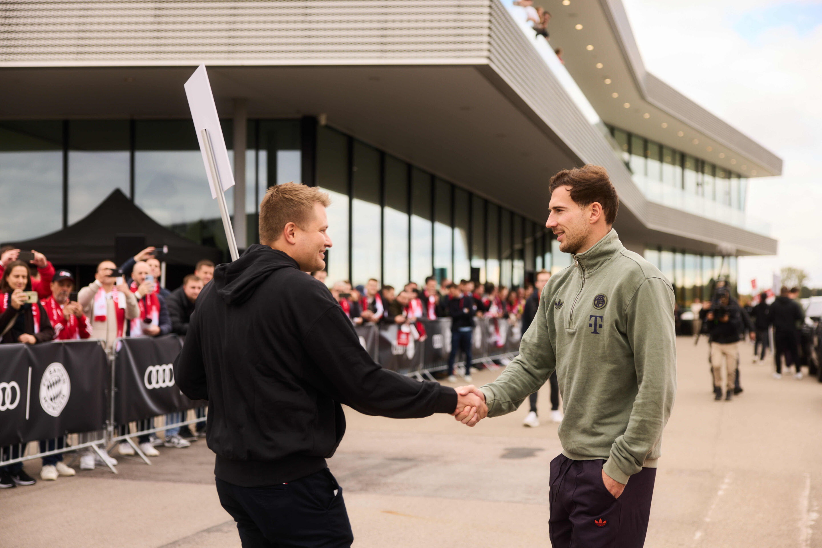 Audi hands over new company cars to FC Bayern Munich - Some Audi employees experience the FC Bayern stars up close during the key handover.