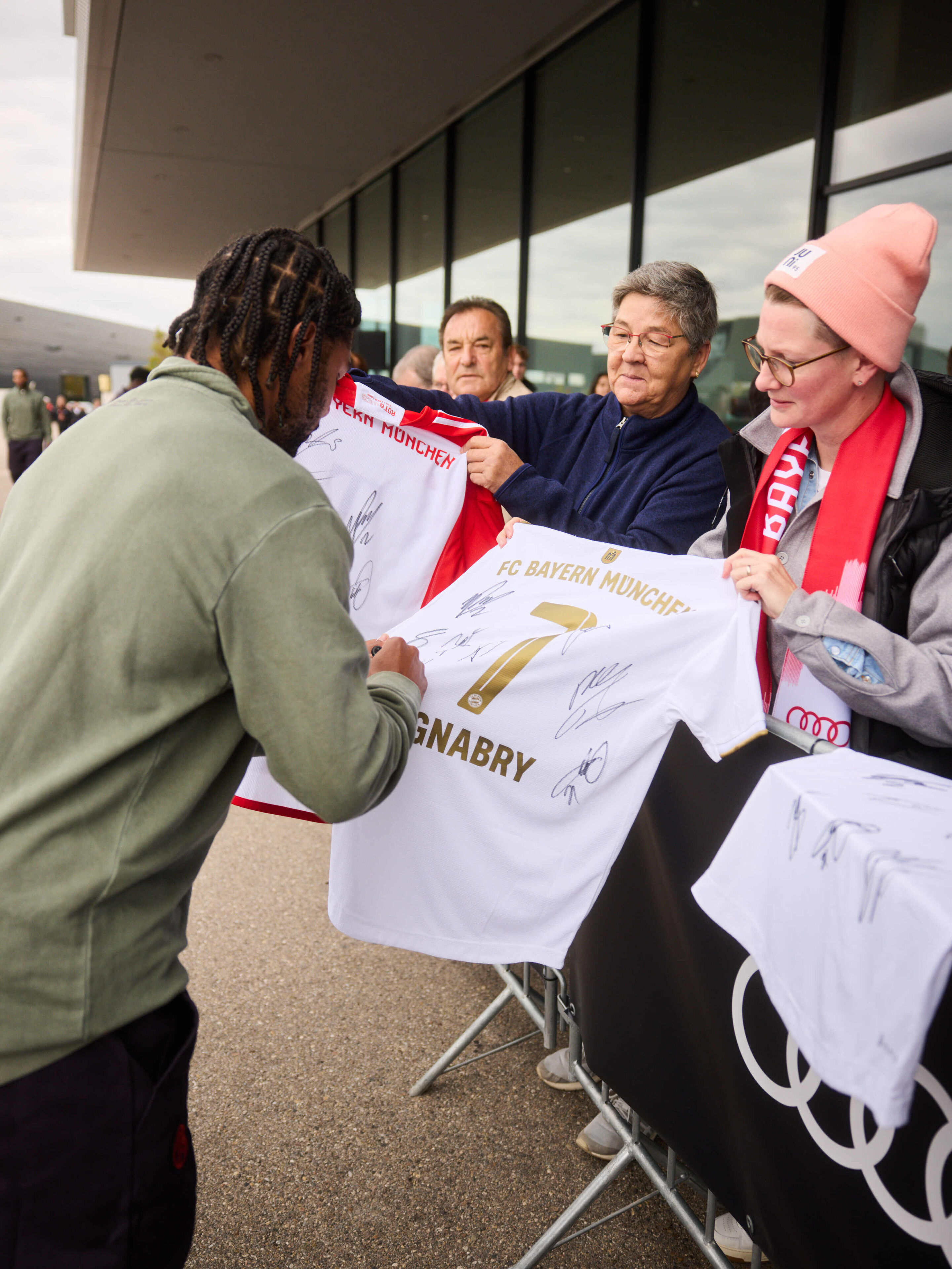 Audi hands over new company cars to FC Bayern Munich - Autograph session during the vehicle handover: Serge Gnabry signs an FC Bayern jersey for happy Audi employees.