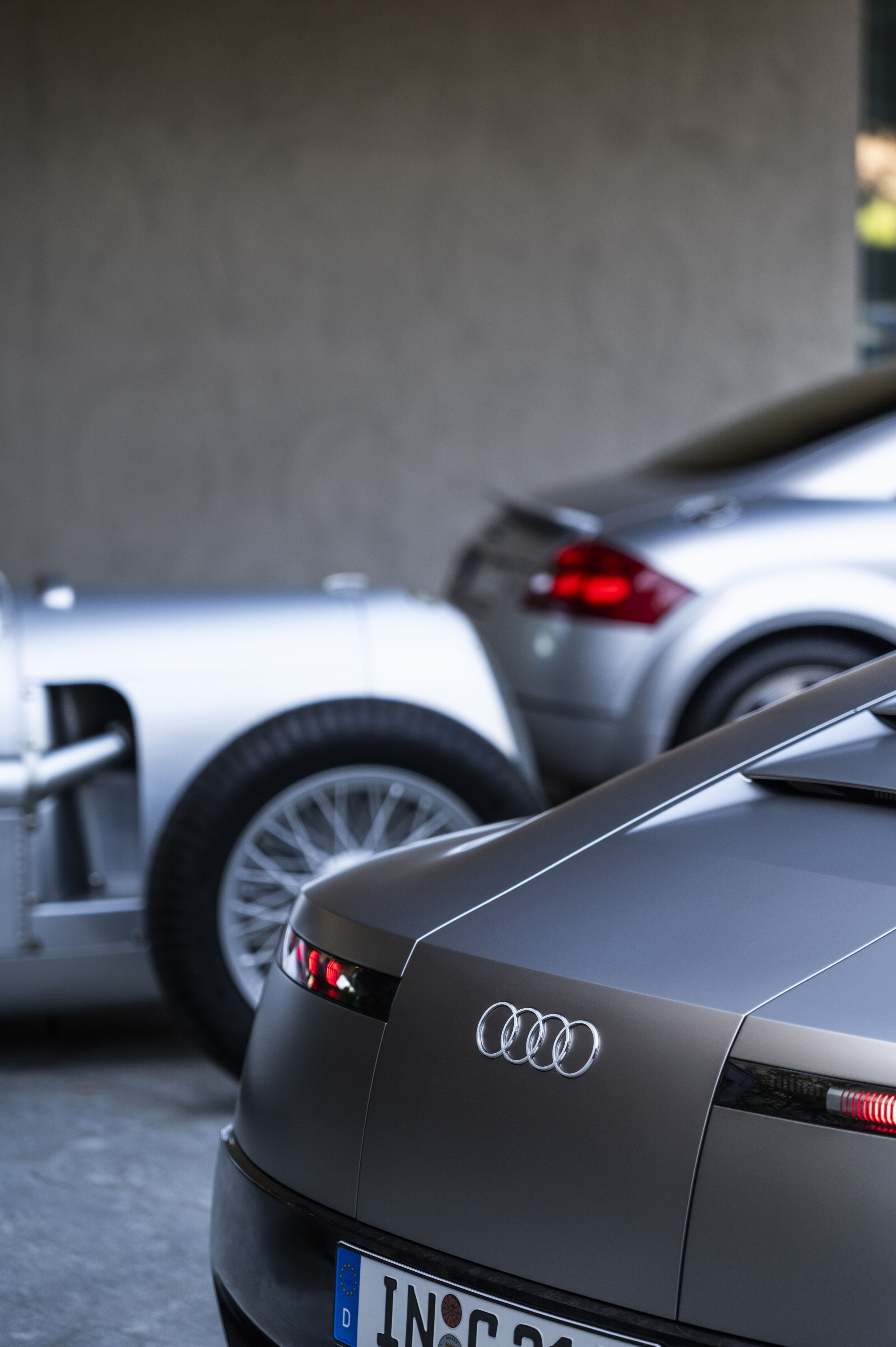 Der Audi Concept C: Ausblick auf einen atemberaubenden Elektro-Sportwagen - Audi Concept C, Audi TT, Auto Union Typ C -Outdoor-Standaufnahme, Exterieur