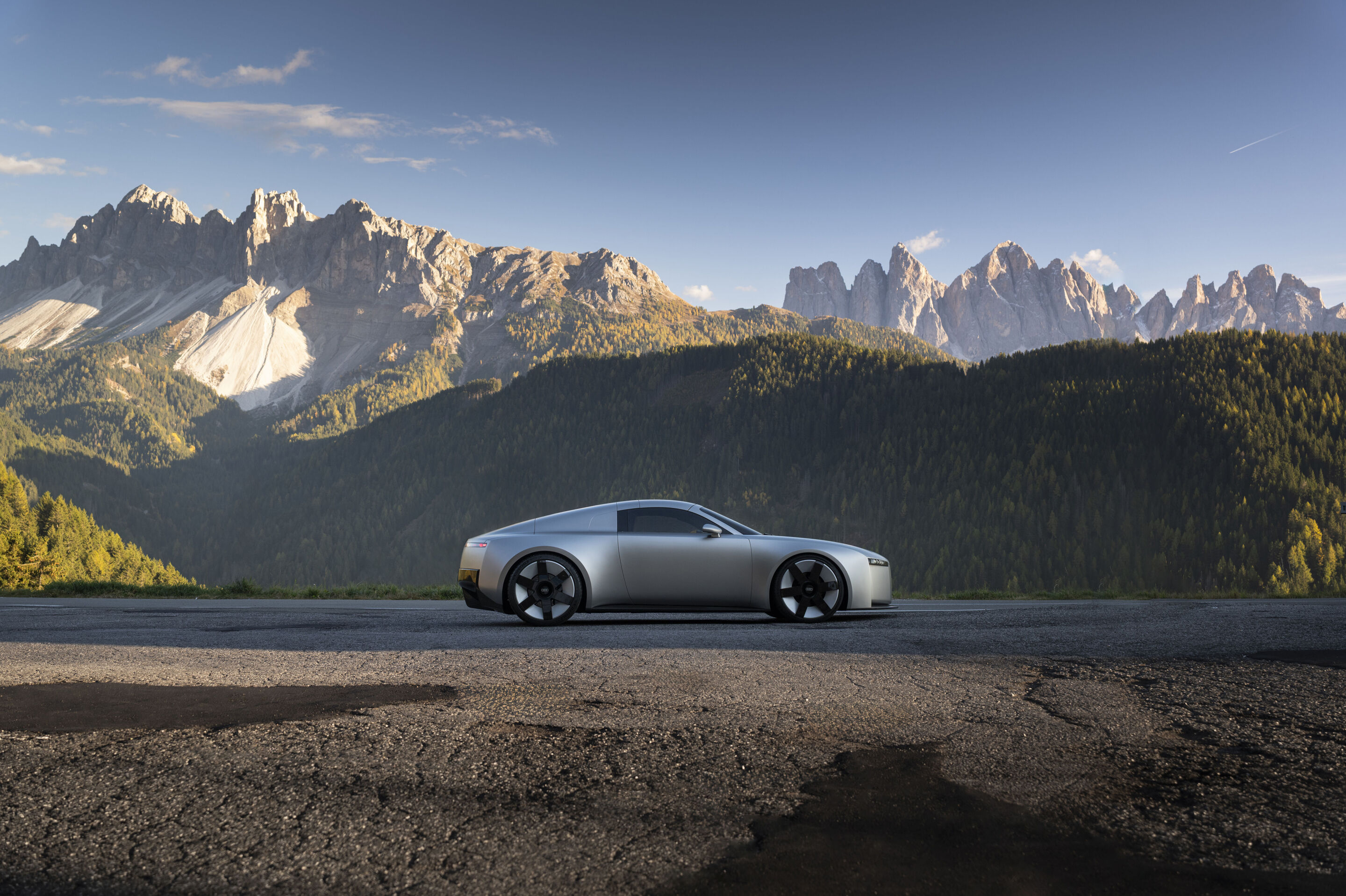 Der Audi Concept C: Ausblick auf einen atemberaubenden Elektro-Sportwagen - Audi Concept C - Outdoor-Standaufnahme, Exterieur, Seitenansicht