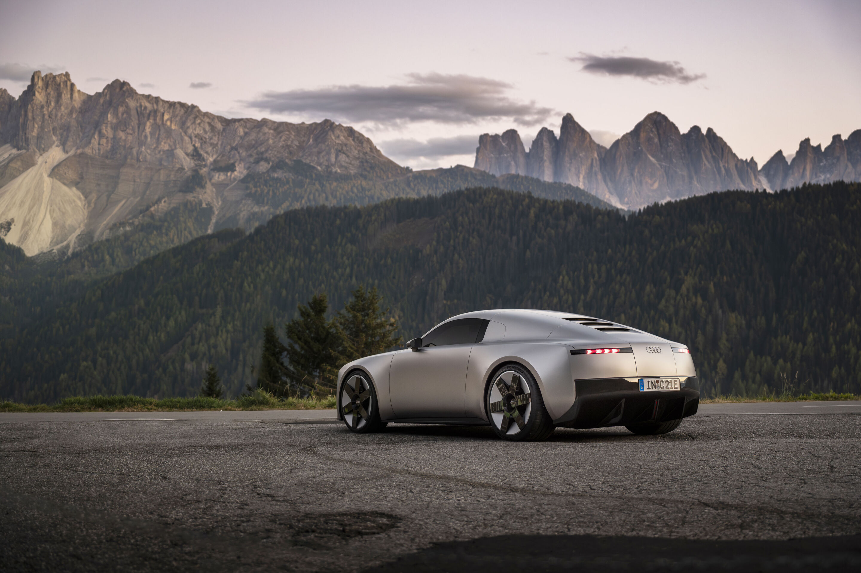 Der Audi Concept C: Ausblick auf einen atemberaubenden Elektro-Sportwagen - Audi Concept C - Outdoor-Standaufnahme, Exterieur, Dreiviertelheckansicht
