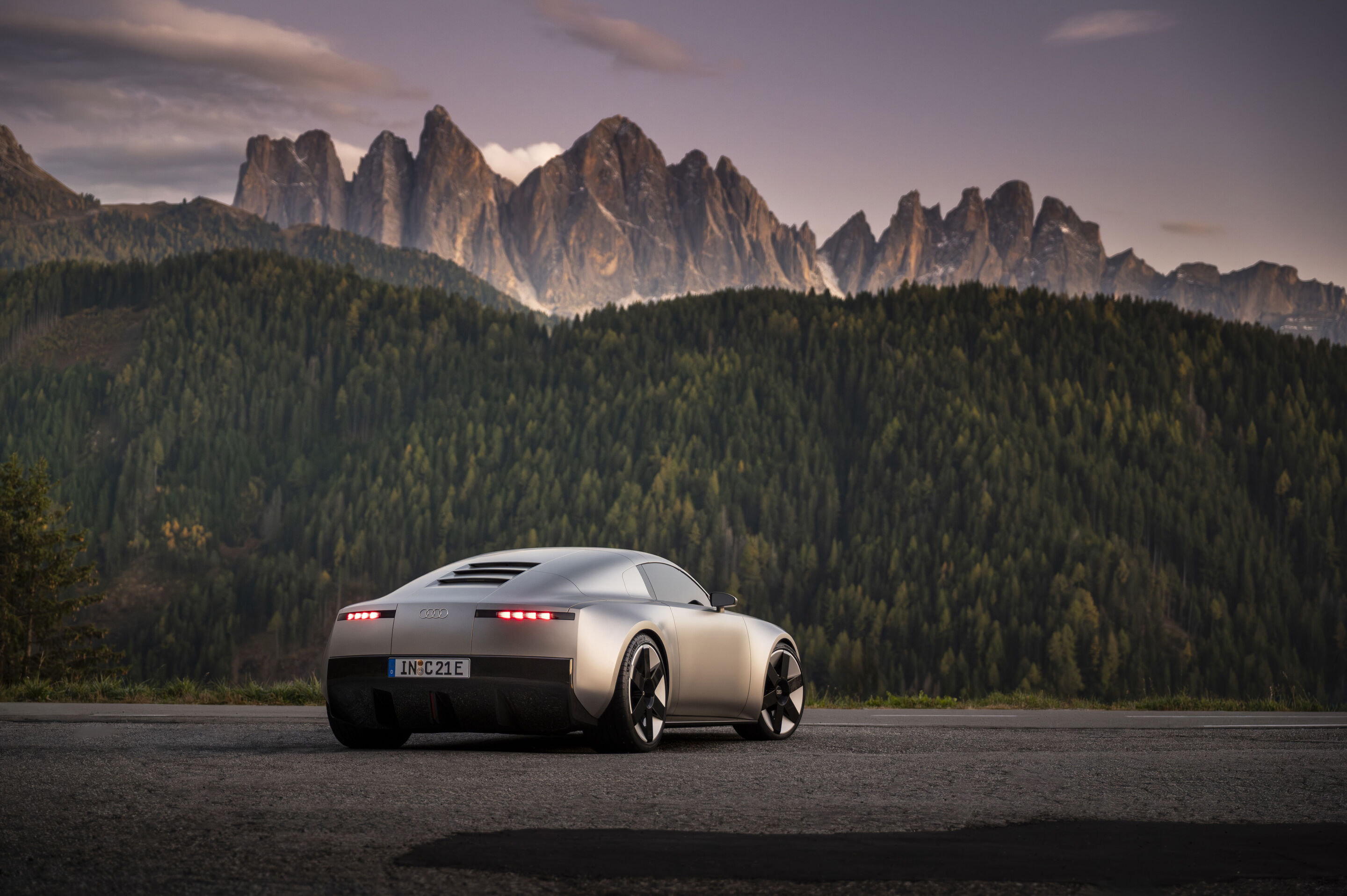 Der Audi Concept C: Ausblick auf einen atemberaubenden Elektro-Sportwagen - Audi Concept C - Outdoor-Standaufnahme, Exterieur, Dreiviertelheckansicht