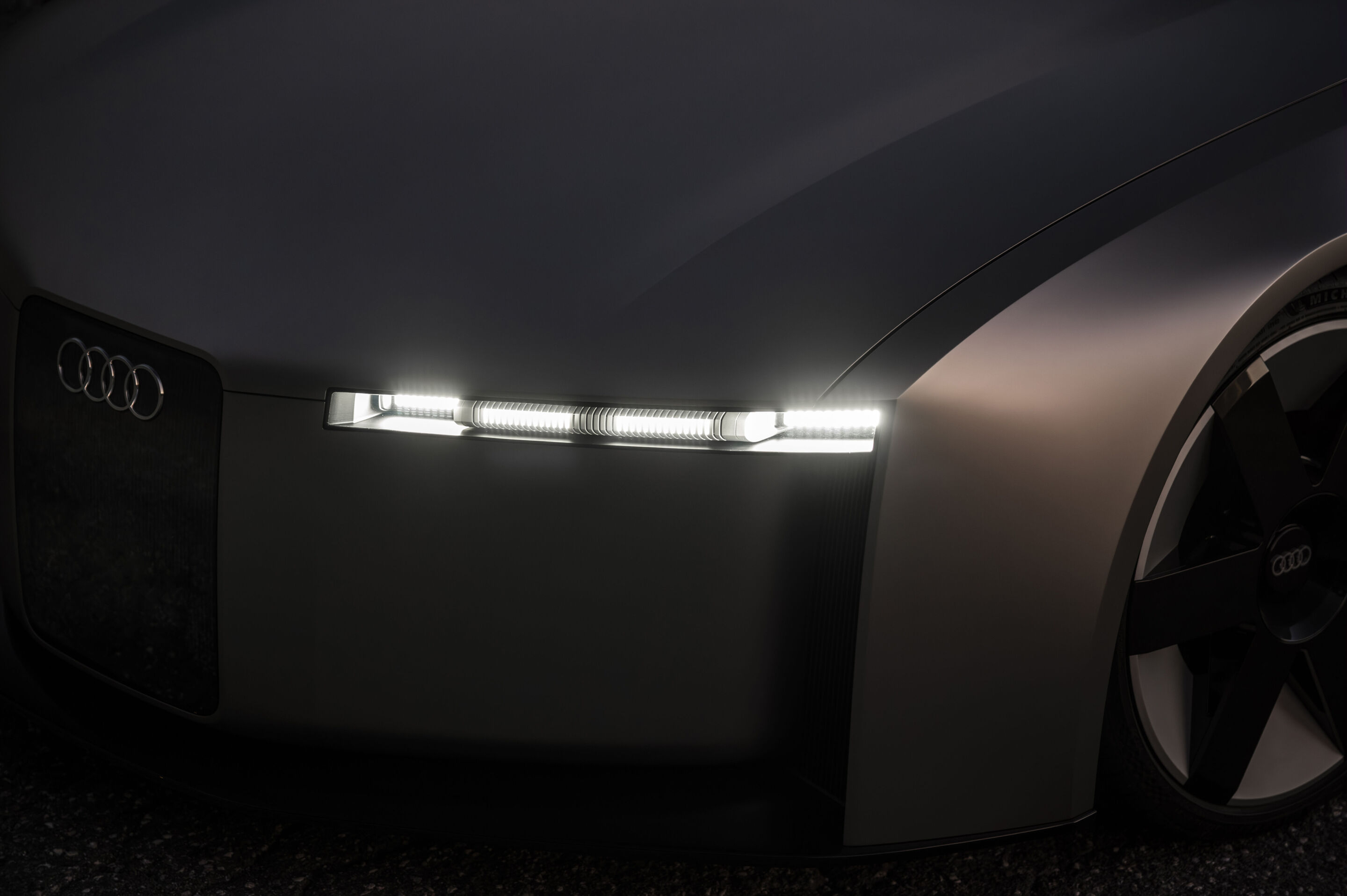 Der Audi Concept C: Ausblick auf einen atemberaubenden Elektro-Sportwagen - Audi Concept C - Outdoor-Standaufnahme, Exterieur, Dreiviertelfrontansicht