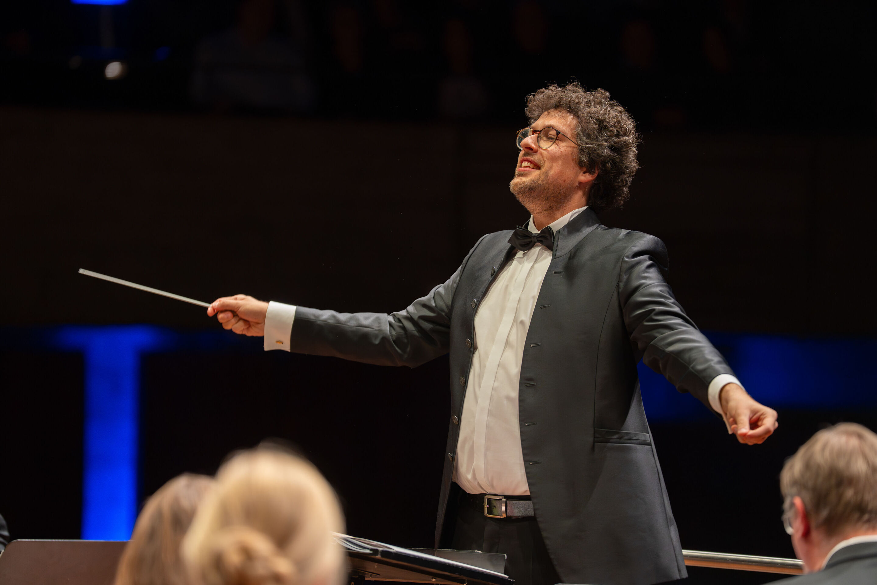 Benefizkonzert der Audi Bläserphilharmonie mit der Vienna Clarinet Connection - Pietro Sarno in Nahaufnahme beim Benefizkonzert des Ensembles 2025 im Festsaal Ingolstadt: Der künstlerische Leiter der Audi Bläserphilharmonie breitet beide Arme aus und...
