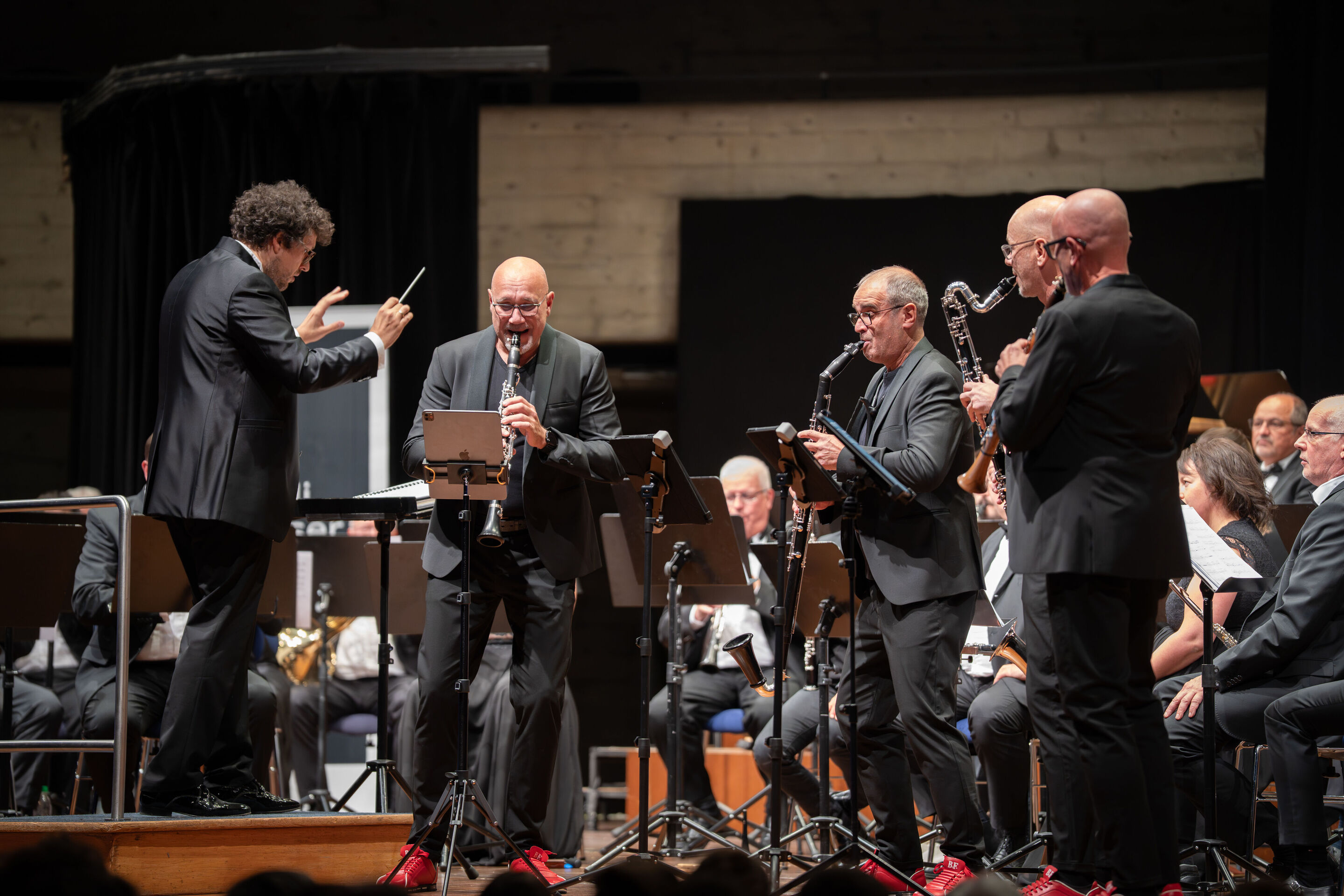 Benefizkonzert der Audi Bläserphilharmonie mit der Vienna Clarinet Connection - Seitlicher Blick auf Dirigent Pietro Sarno, vor dem beim Benefizkonzert der Audi Bläserphilharmonie 2025 im Festsaal Ingolstadt die Mitglieder der Vienna Clarinet Connection...