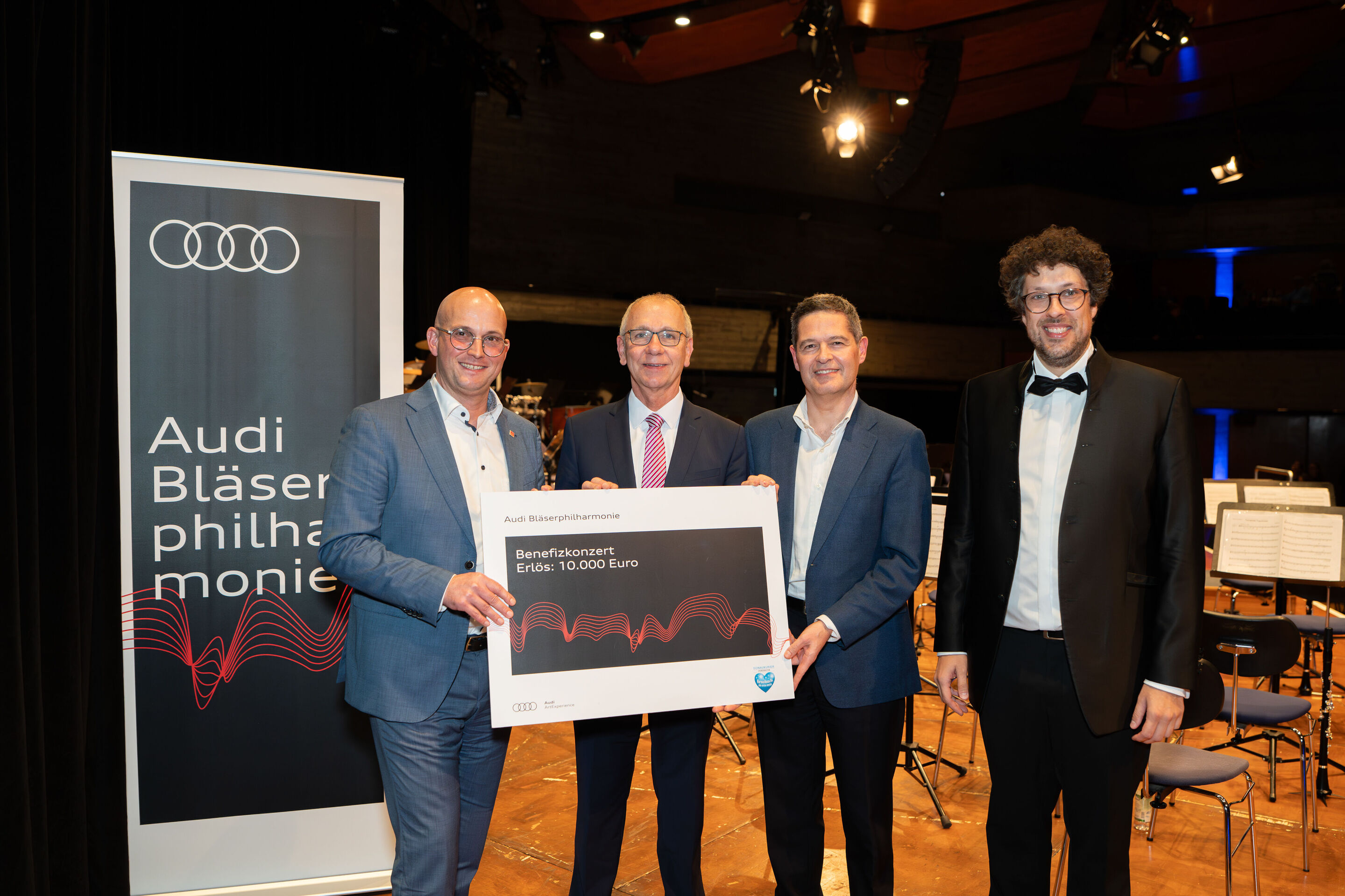 Benefizkonzert der Audi Bläserphilharmonie mit der Vienna Clarinet Connection - Von links nach rechts: Jörg Schlagbauer (Audi Betriebsratsvorsitzender), Gerd Schneider (Chefredakteur Donaukurier), Xavier Ros (Audi Personalvorstand und Arbeitsdirektor)...