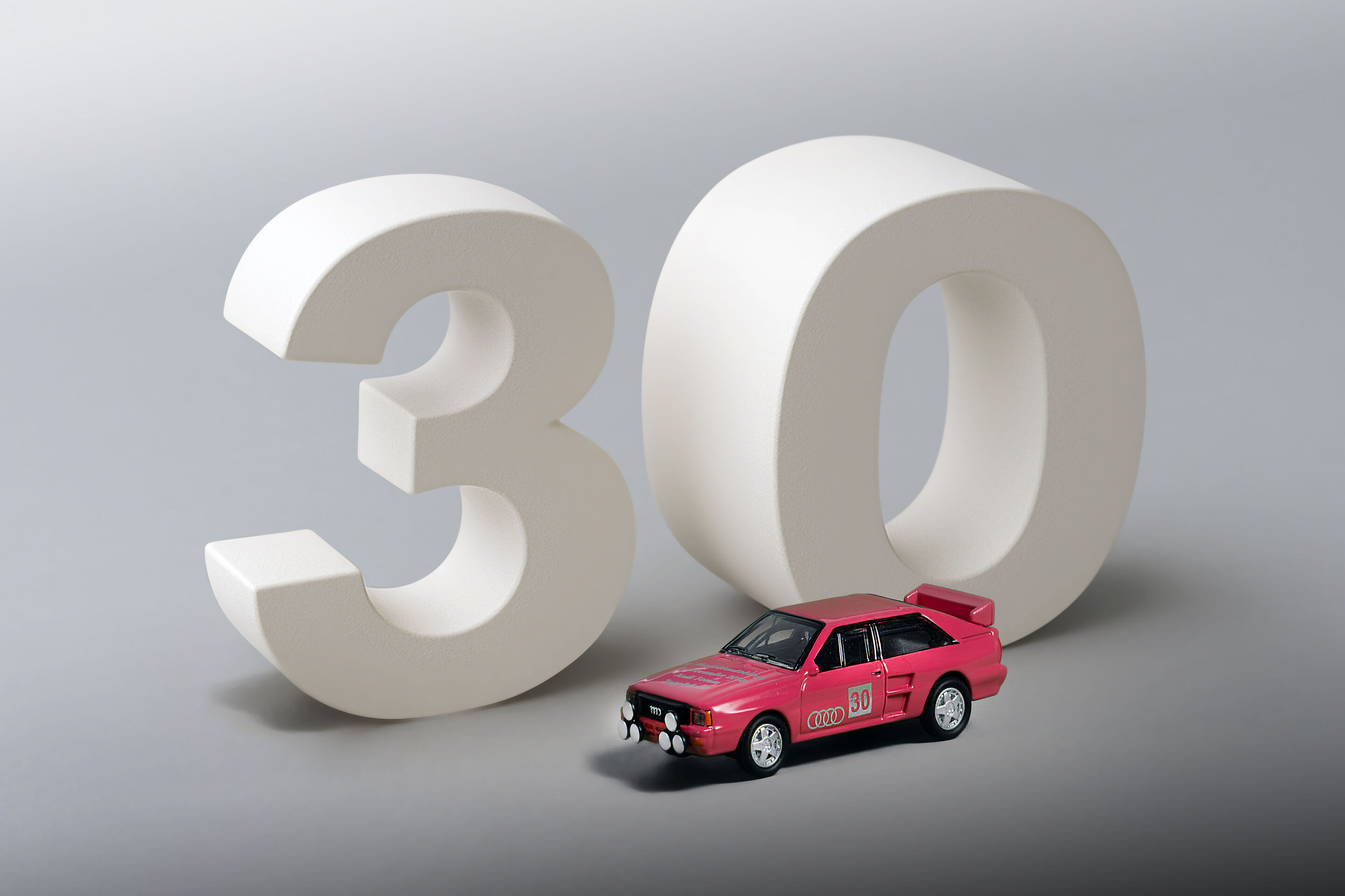 Doppel-Jubiläum bei Audi: 25. Modellautobörse in Neckarsulm und 30. Modellautobörse in Ingolstadt - Die Modellautobörse in Ingolstadt feiert 2025 ihren 30. Geburtstag – als Sondermodell gibt es einen Audi quattro Rallye A2 Gruppe B (1983) in Pink.