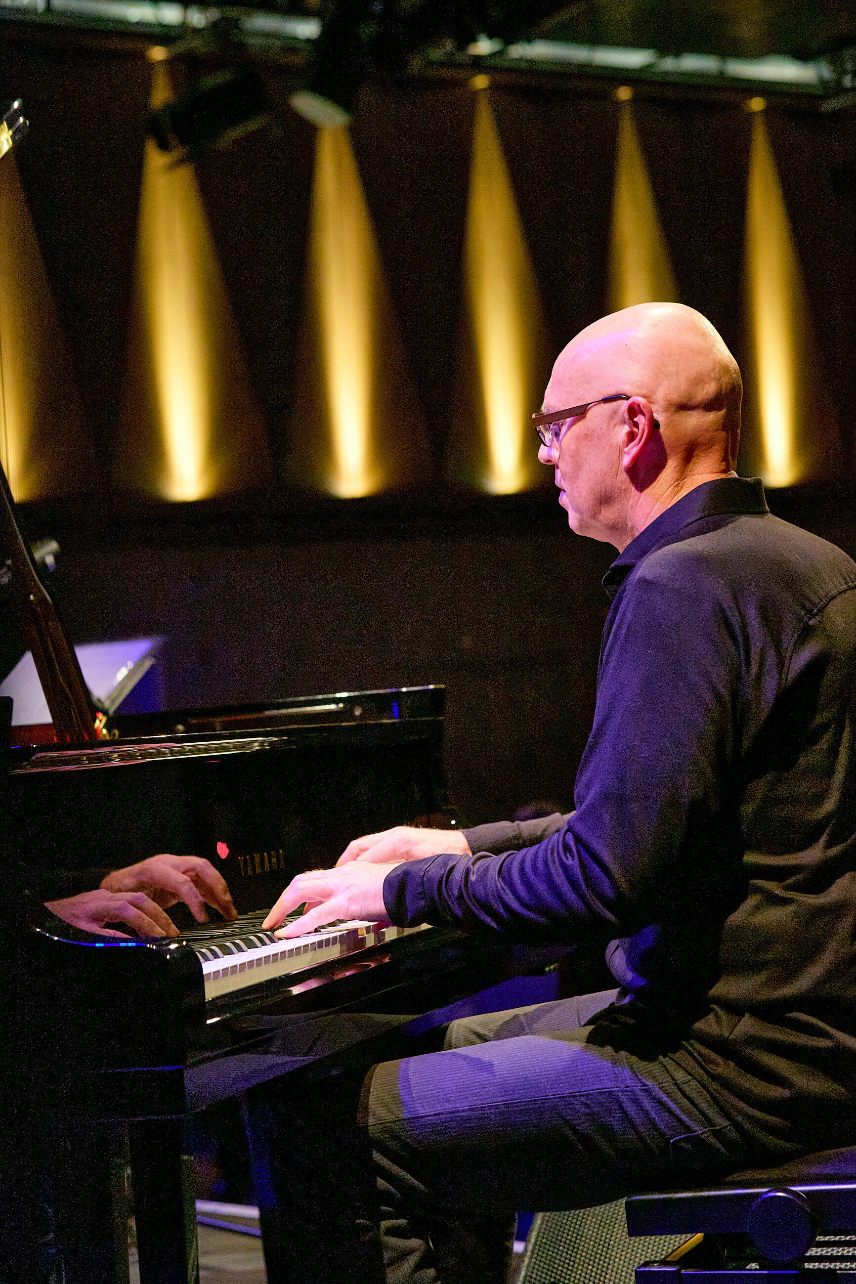After Work Jazz Lounge - Dieter Köhnlein sitzt am Piano und spielt darauf.