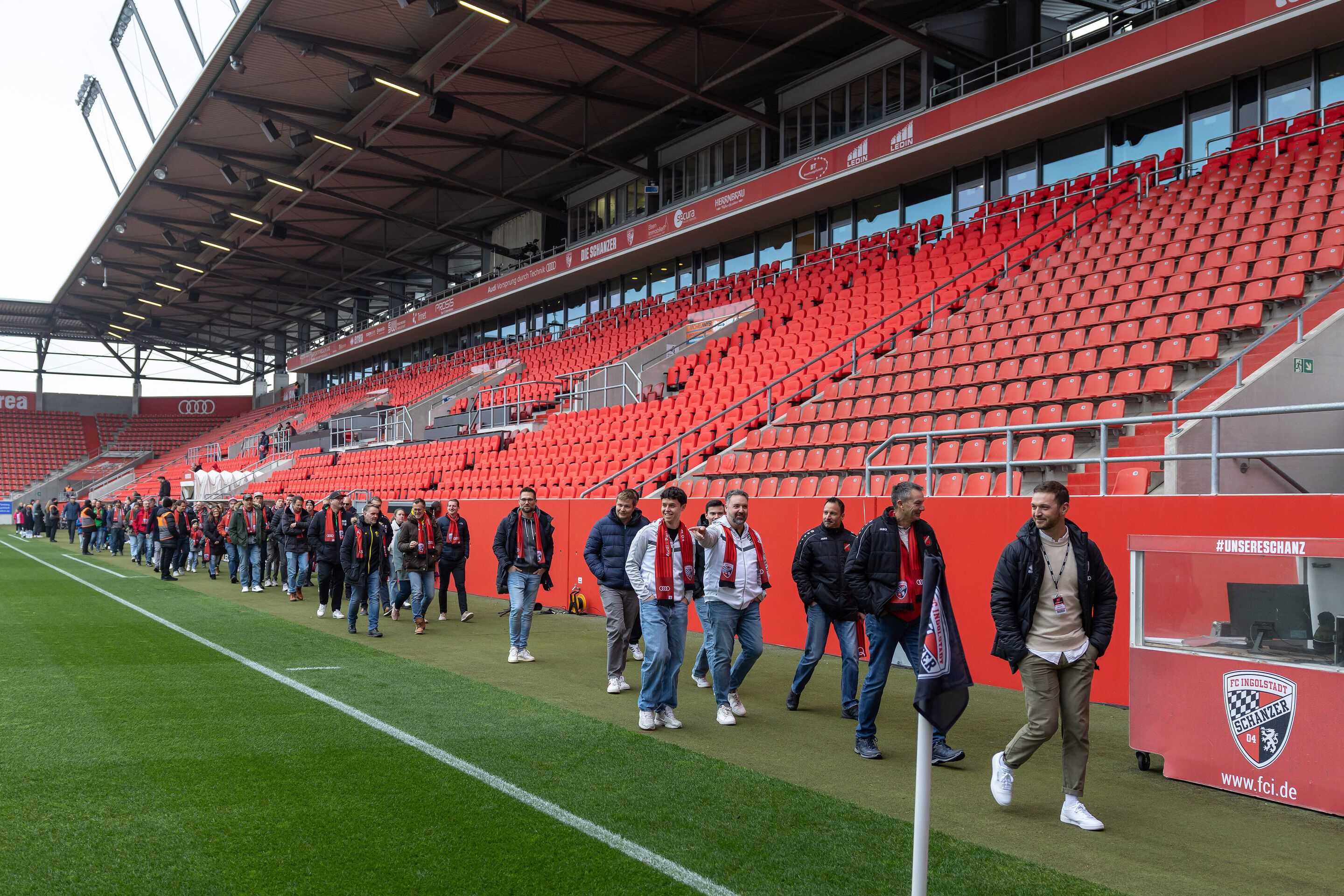 Team Spirit campaign: Audi donates to regional youth sports - Audi is donating more than 70,000 euros to roughly 50 sports clubs in the region. To hand over the donations in Ingolstadt, Audi invited the clubs that had applied for them – along with the...