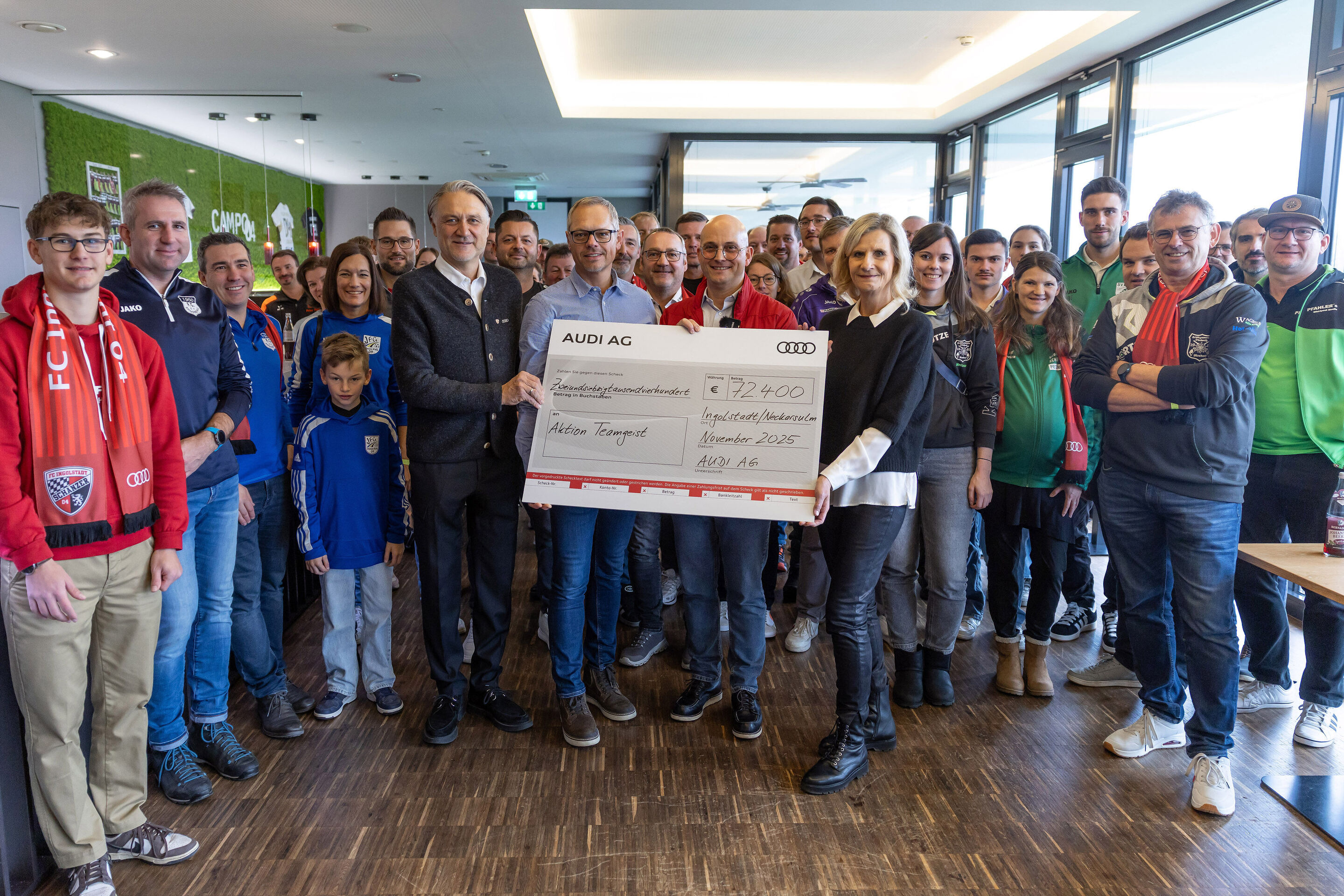 Team Spirit campaign: Audi donates to regional youth sports - Audi is donating more than 70,000 euros to roughly 50 sports clubs in the region. Dietmar Beiersdorfer, CEO FC Ingolstadt 04, Siegfried Schmidtner, Plant Manager Ingolstadt, Jörg Schlagbauer,...