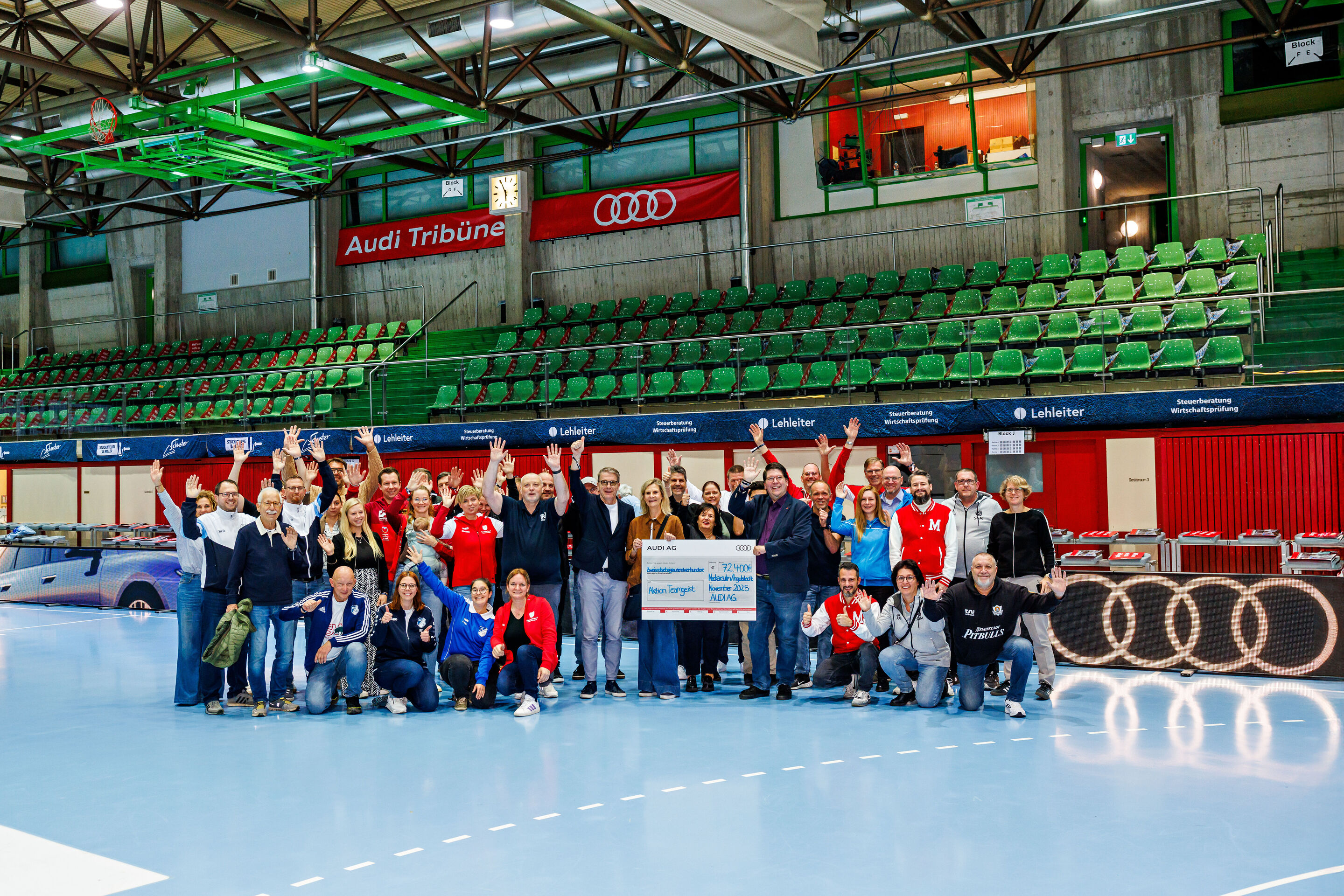 Aktion Teamgeist: Audi spendet für regionalen Jugendsport - Engagierte Beschäftigte und die Vertreter von 16 Vereinen freuen sich in Neckarsulm über die Spendenbriefe von Ute Röding, Leiterin Audi Corporate Citizenship, Werkleiter Fred Schulze und dem...