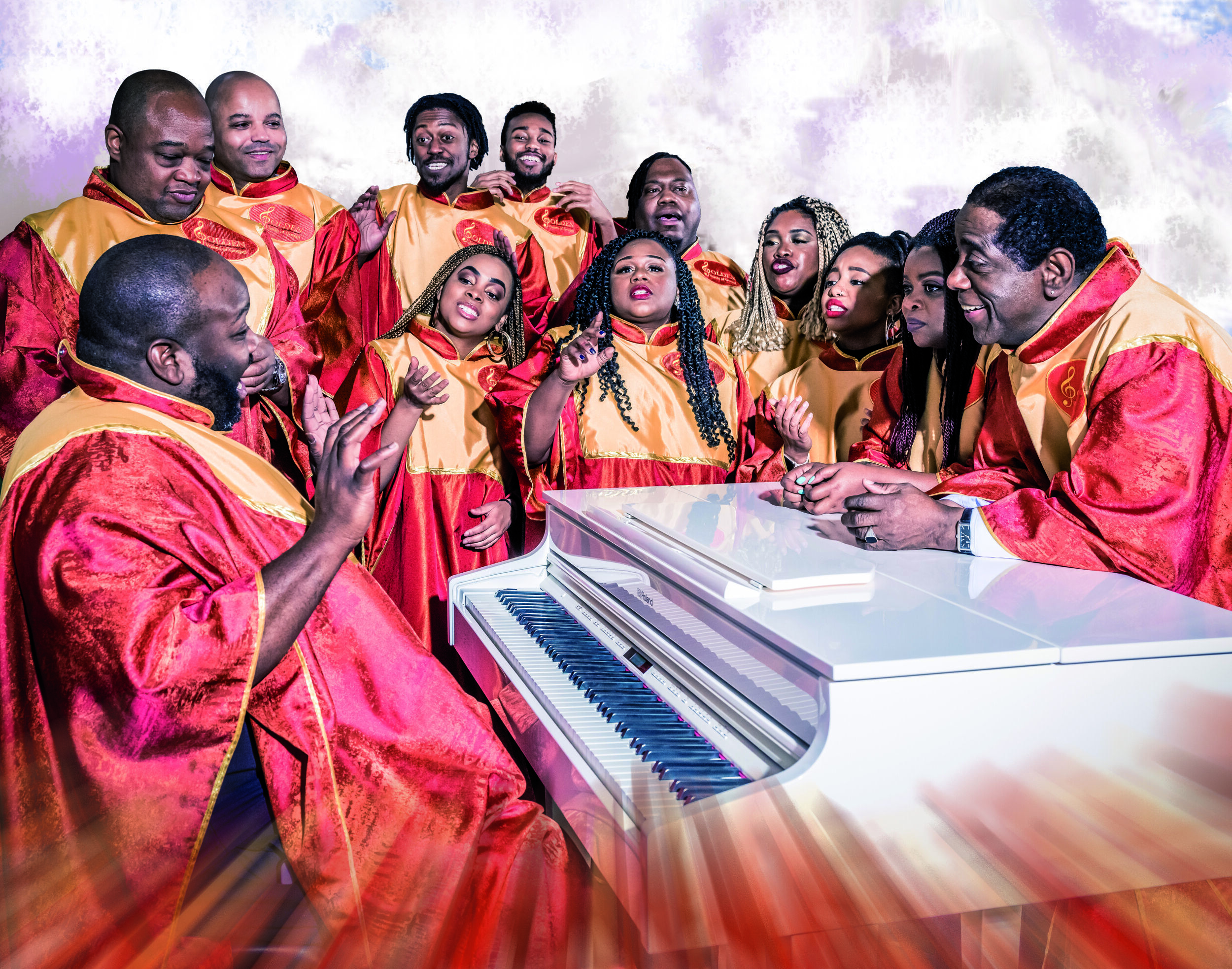 Weihnachtskonzert mit „The Golden Voices of Gospel“ im Audi Forum Neckarsulm - Die Musikerinnen und Musiker der „The Golden Voices of Gospel“ stehen um einen Flügel.