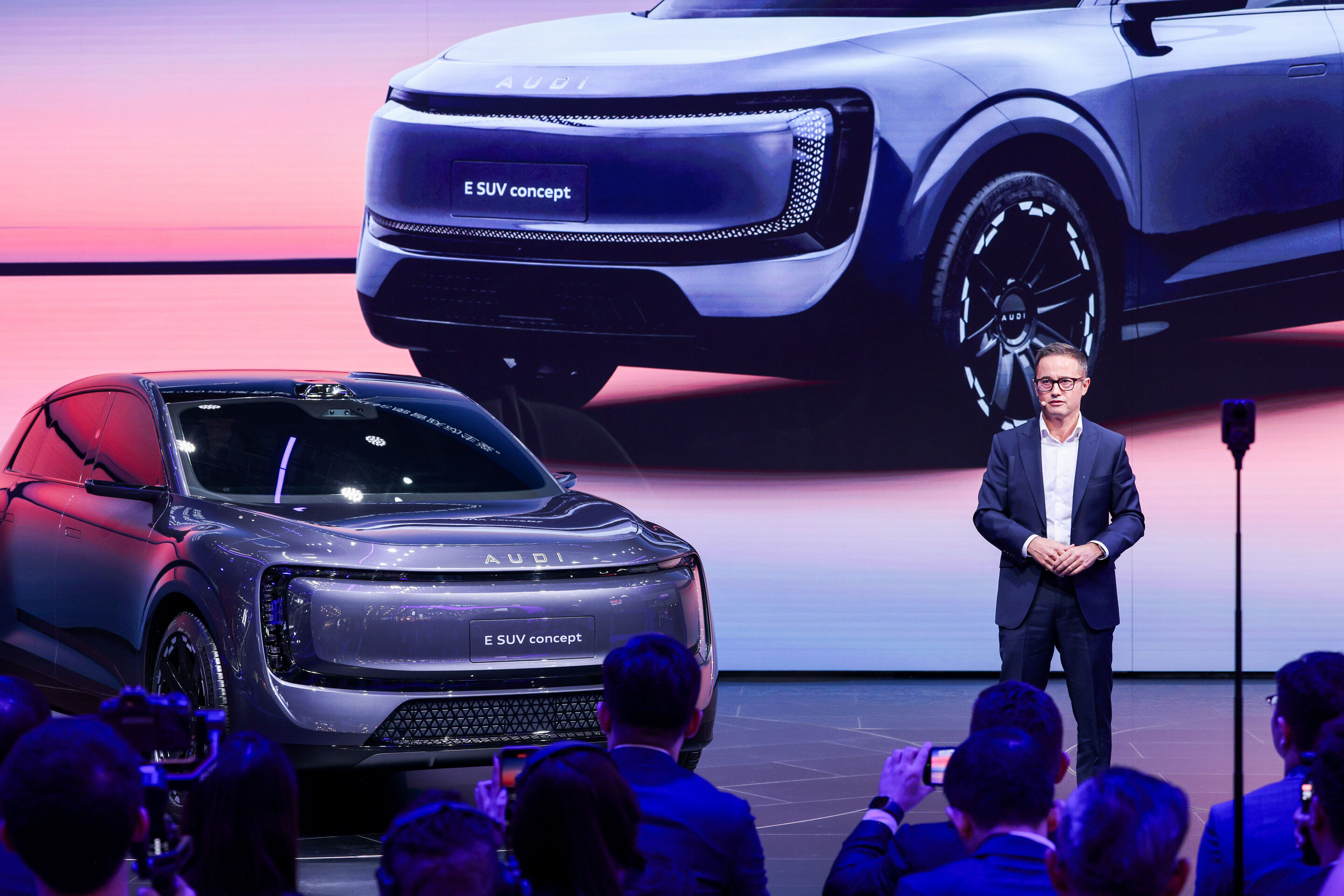 Auto Guangzhou 2025 - Audi treibt die größte Produktoffensive in China weiter voran: Fermín Soneira, CEO der Kooperation von Audi und SAIC, bei seiner Rede am Messestand in Guangzhou