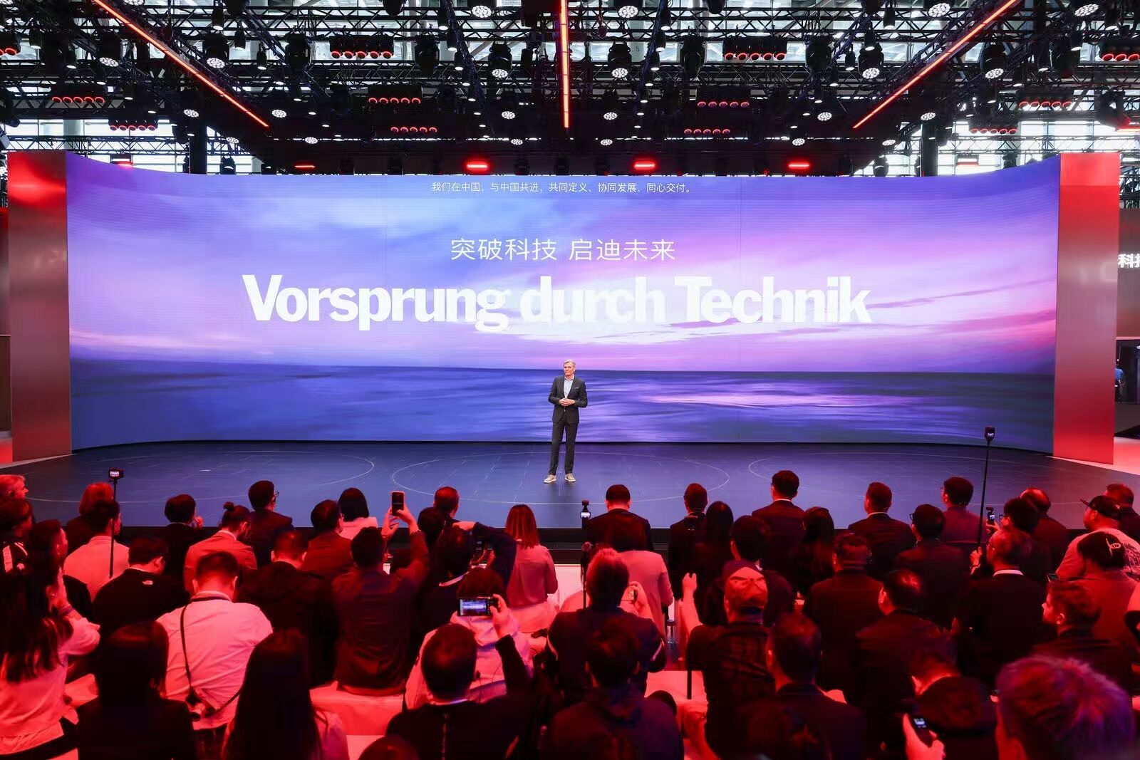 Auto Guangzhou 2025 - Audi treibt die größte Produktoffensive in China weiter voran: Johannes Roscheck, Präsident von Audi China, bei seiner Rede am Messestand in Guangzhou