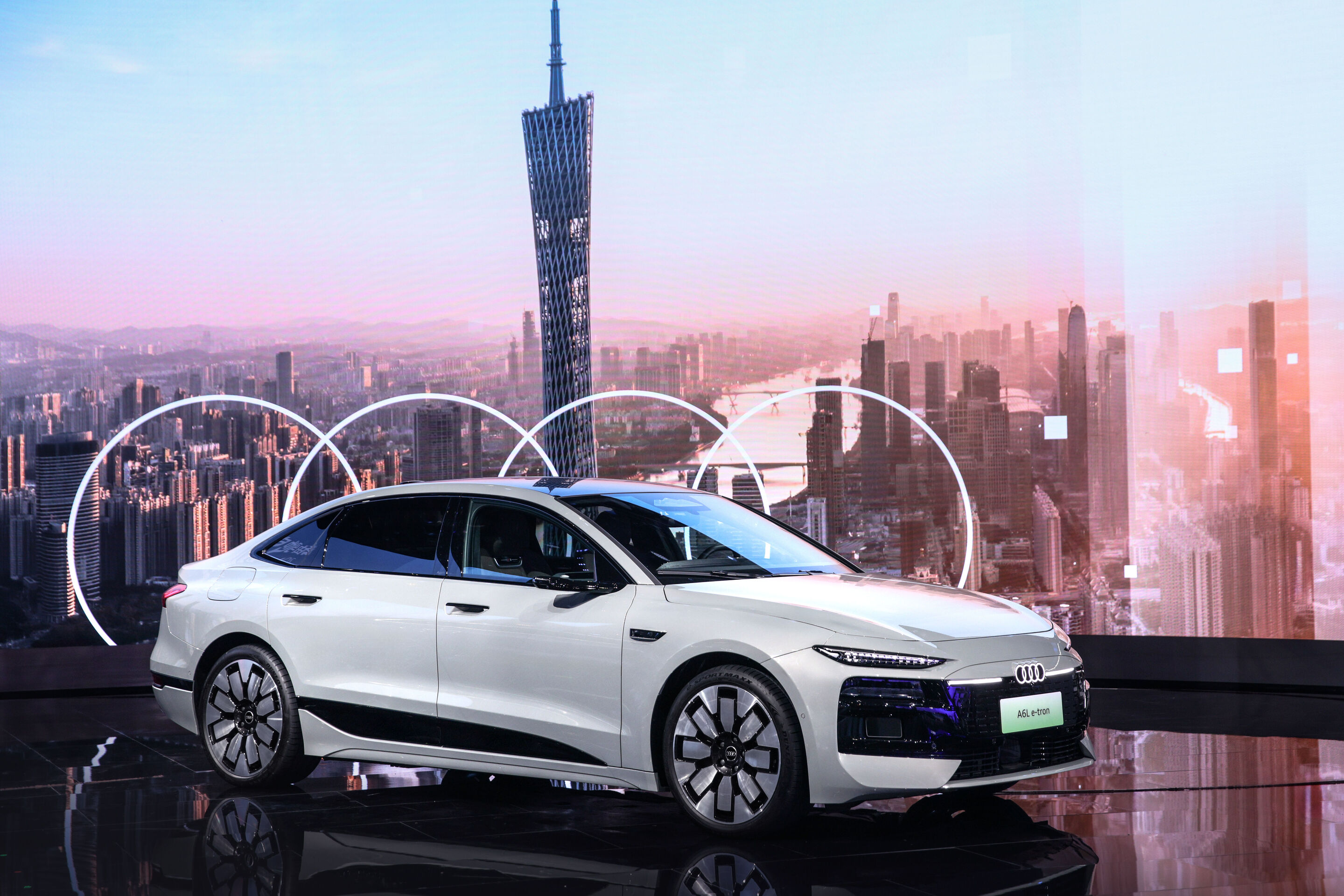 Auto Guangzhou 2025 - Audi treibt die größte Produktoffensive in China weiter voran: In Guangzhou steht mit dem Audi A6L e-tron das dritte für den chinesischen Markt entwickelte PPE-Modell auf der Bühne.