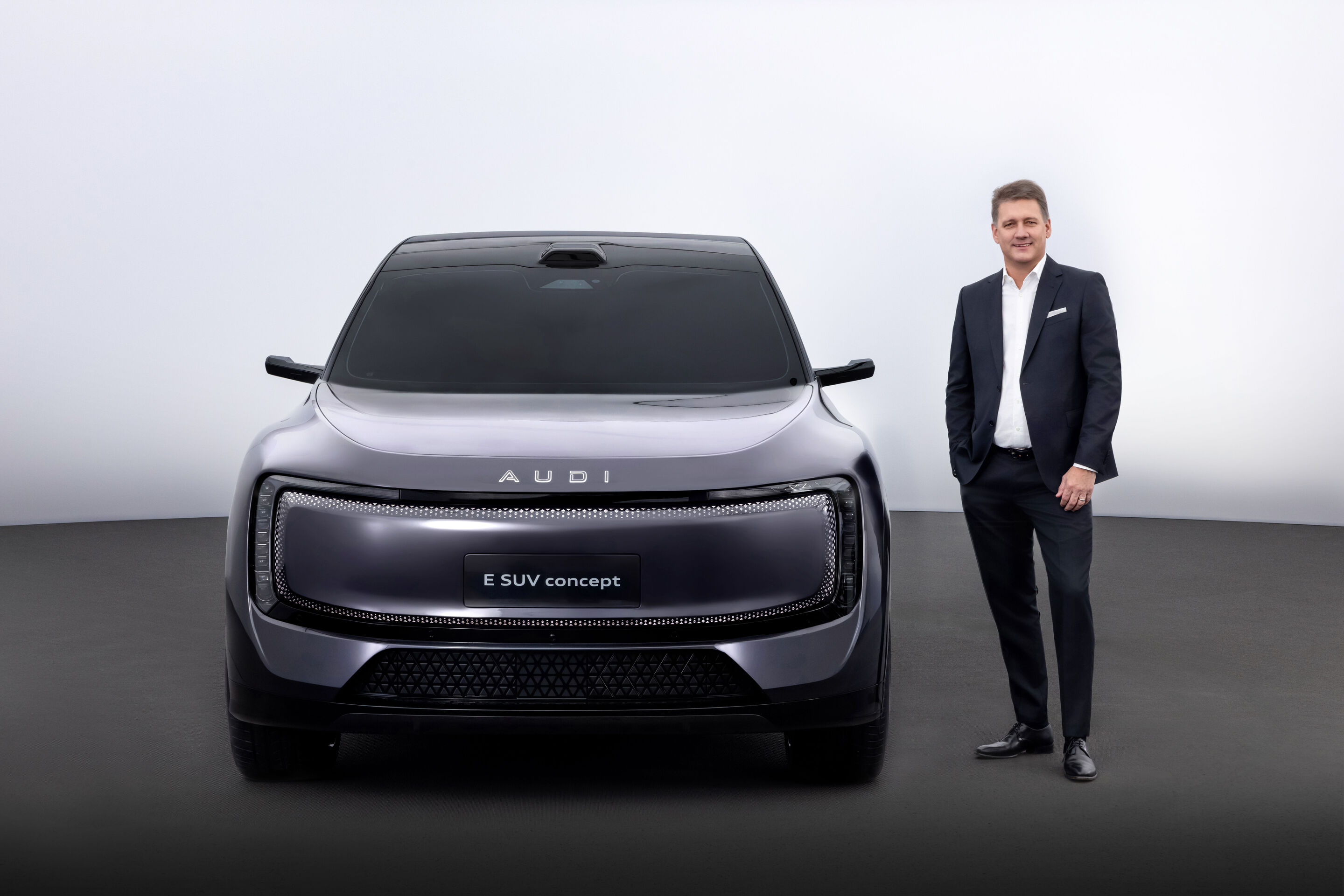 Auto Guangzhou 2025 - Gernot Döllner, CEO der AUDI AG, am AUDI E SUV concept