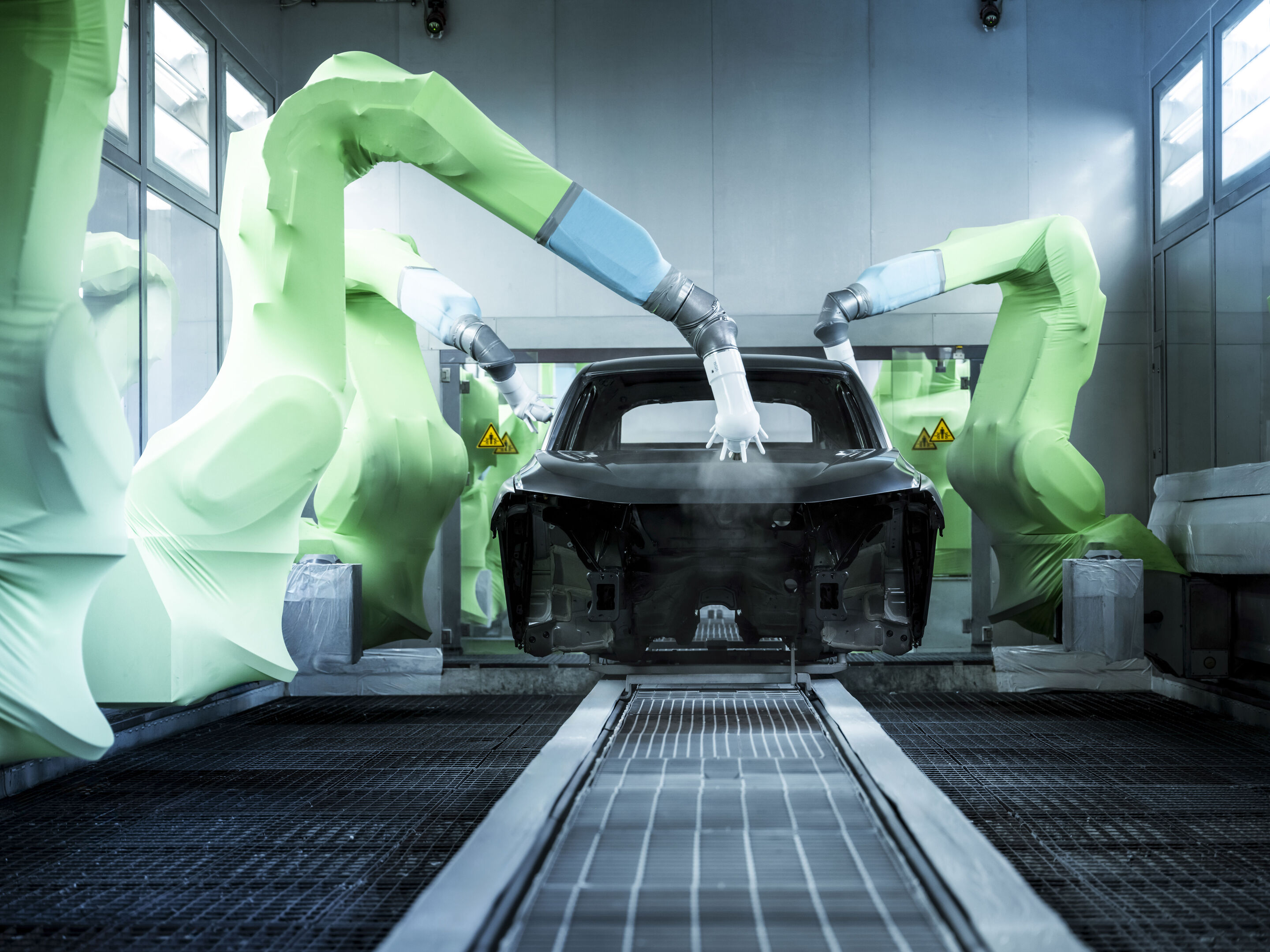 Audi Q5 Produktion am Standort San José Chiapa - Roboter tragen den Lack auf eine Karosserie auf