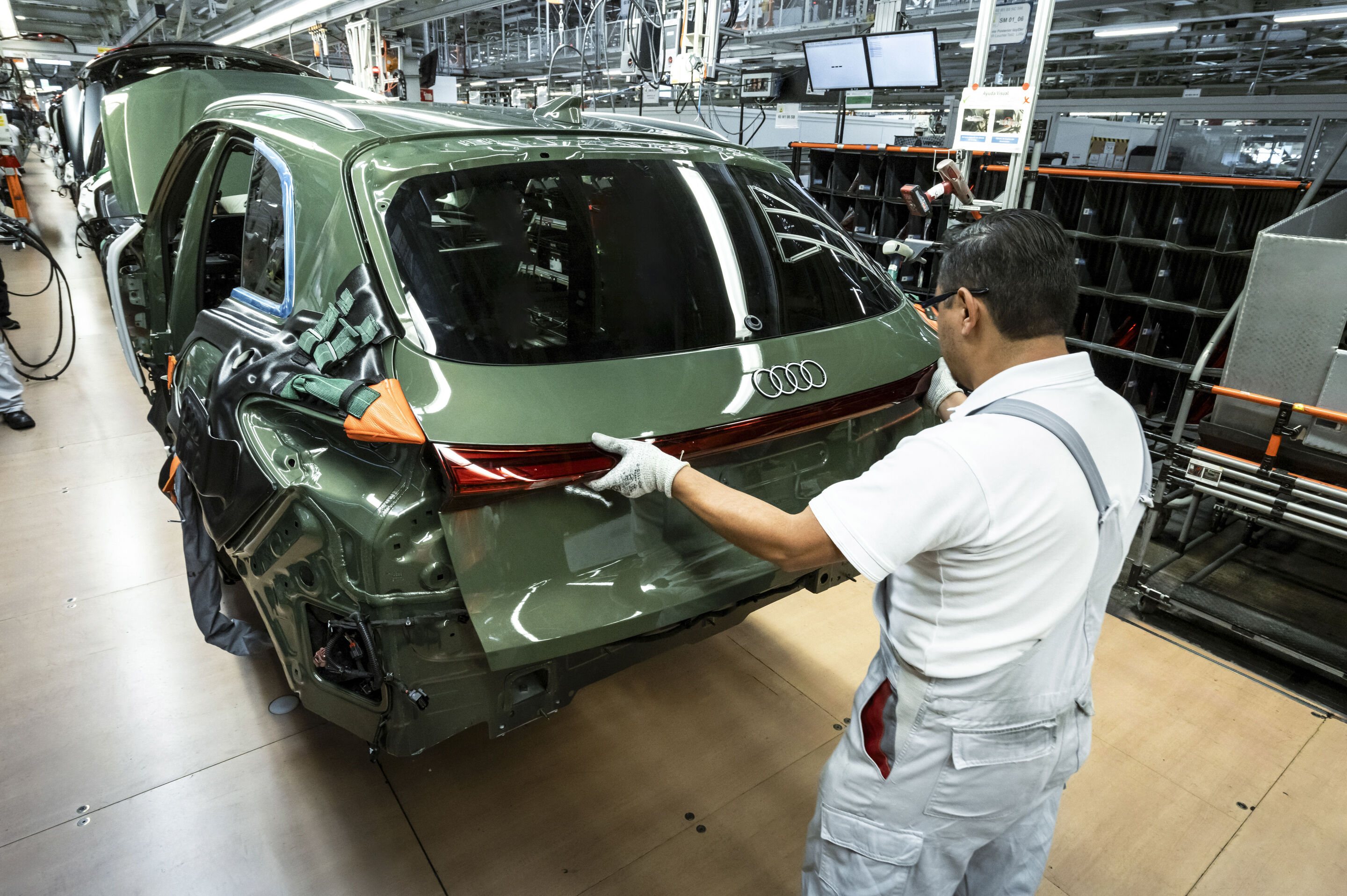 Audi Q5 Produktion am Standort San José Chiapa - Die Heckklappen werden in der Produktion perfekt eingepasst