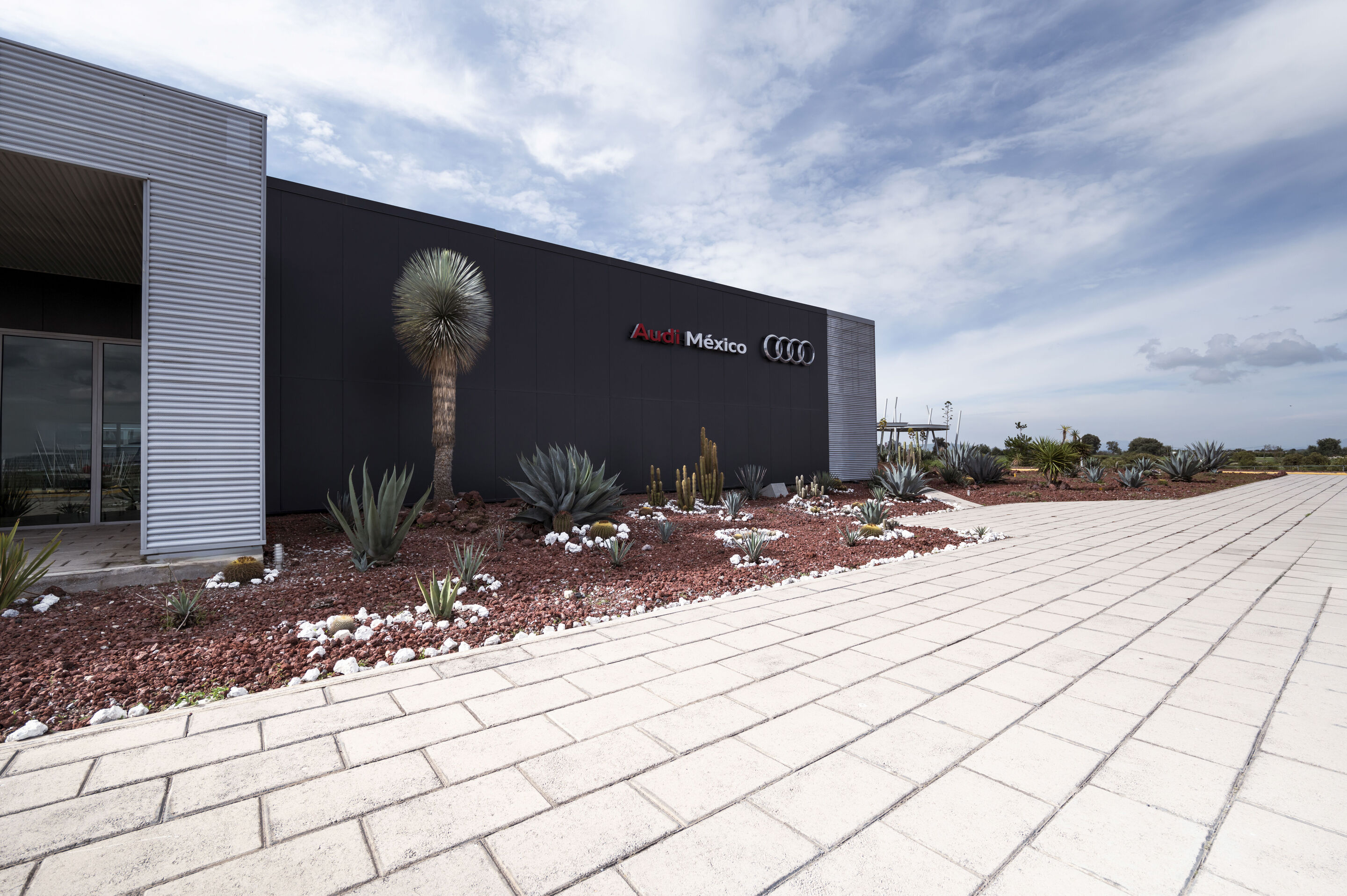 Audi Q5 Produktion am Standort San José Chiapa - Das Audi Werk in Mexiko ist von angelegten Grünflächen geprägt