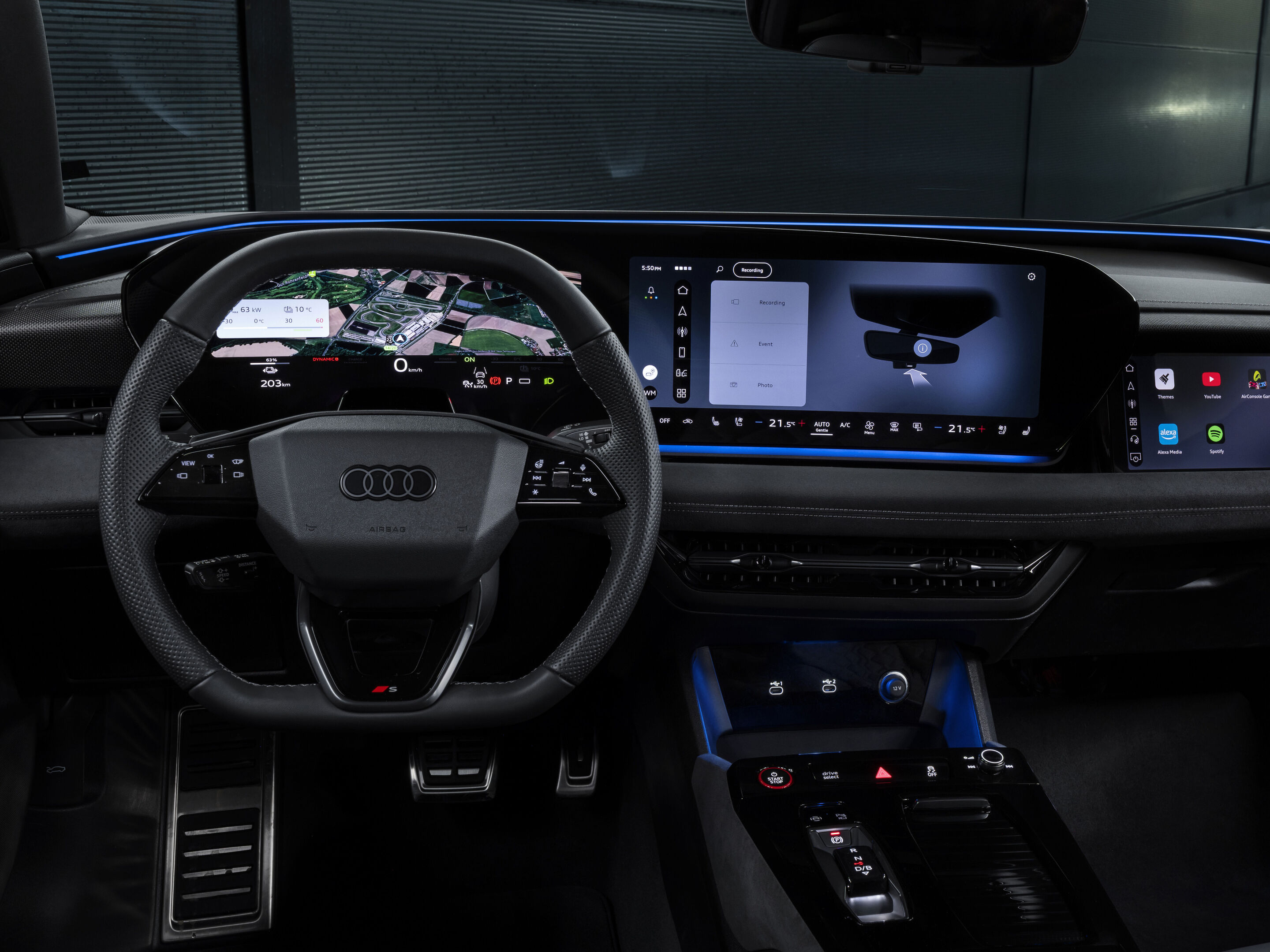 Updates for five Audi model series: more emotion, comfort, and features in store - The optional dashcam in the base of the interior mirror records traffic in 4K resolution – including HDR and event function.