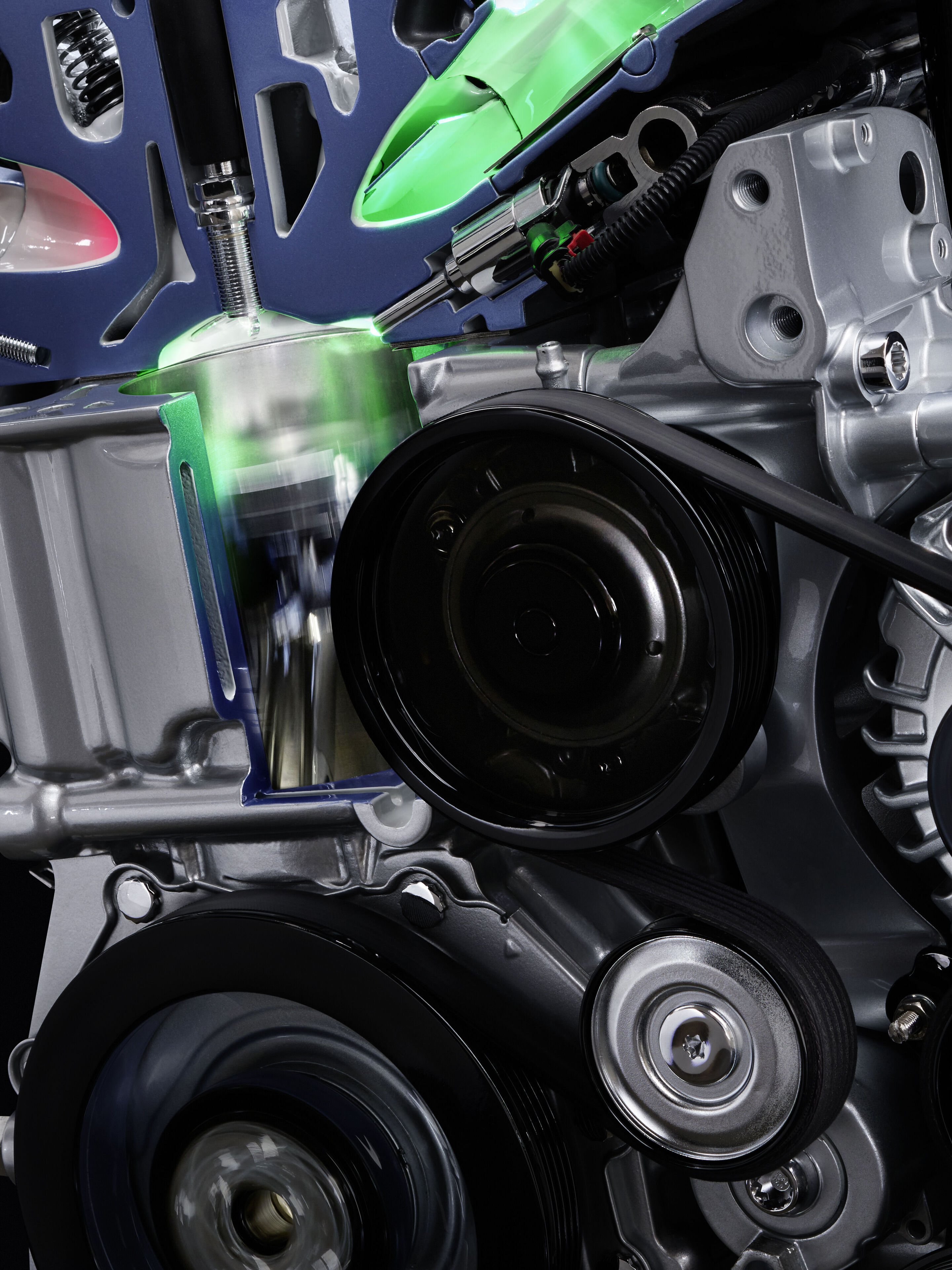 Audi 2.5 TFSI five-cylinder - Visualization of piston movement in section – precise mechanics for maximum efficiency, complemented by the visible belt drive for auxiliary components