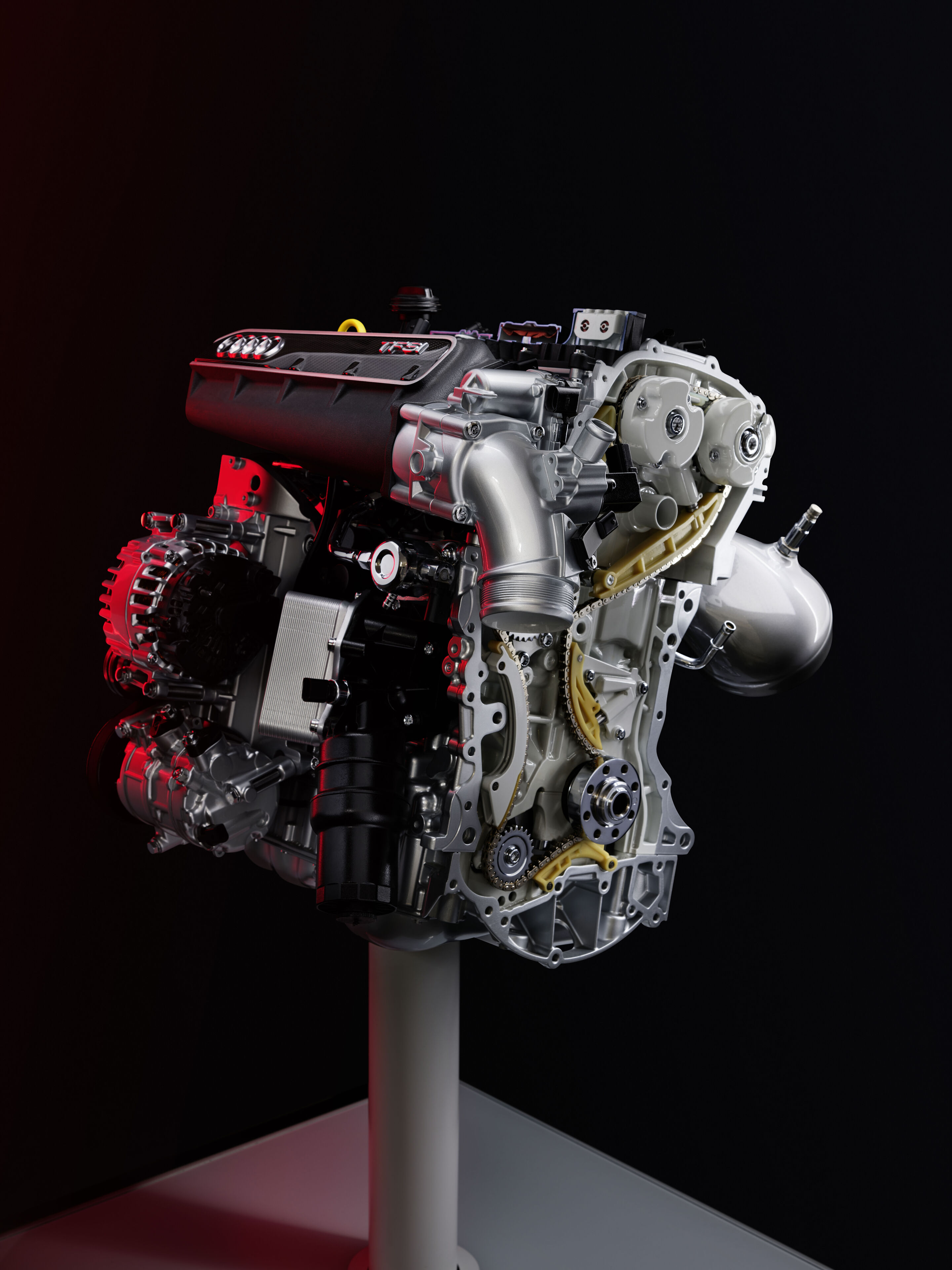 Audi 2.5 TFSI Fünfzylinder - Gesamtansicht des Fünfzylinders mit Ansaugtrakt und Nebenaggregaten