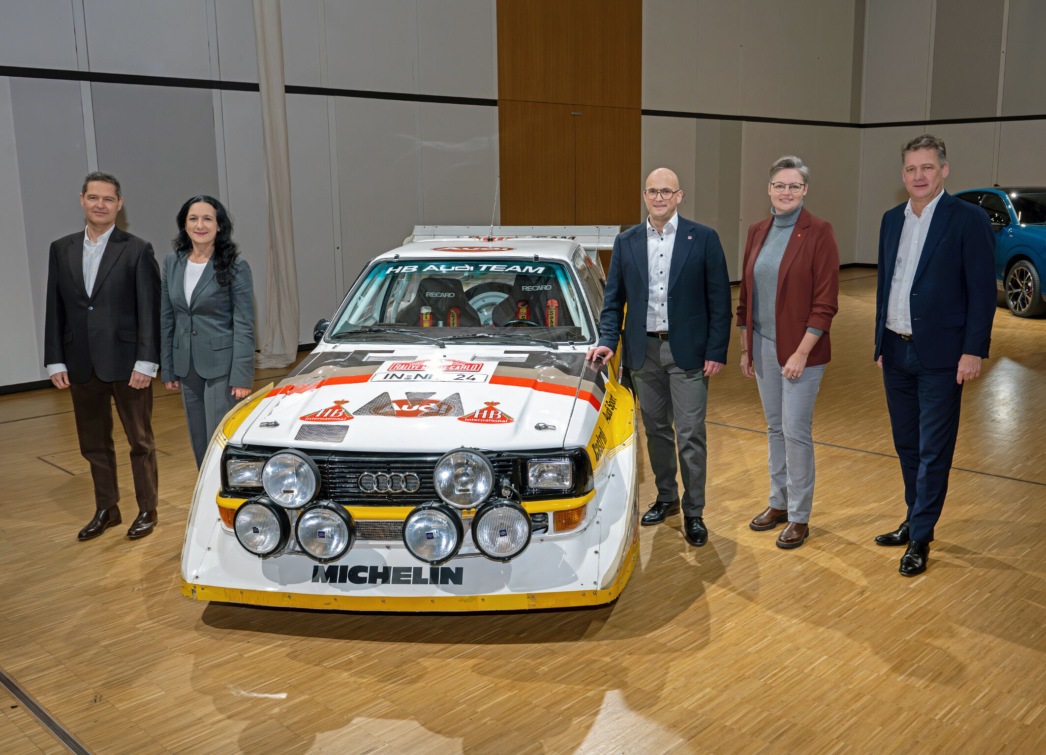 Betriebsversammlung Ingolstadt: „Nur wenn wir gemeinsam investieren und Perspektiven schaffen, wird die neue Audi Strategie gelingen.“ - Betriebsversammlung in Ingolstadt: Xavier Ros (Arbeitsdirektor und Vorstand für Personal), Rita Beck (stellv. Betriebsratsvorsitzende),...