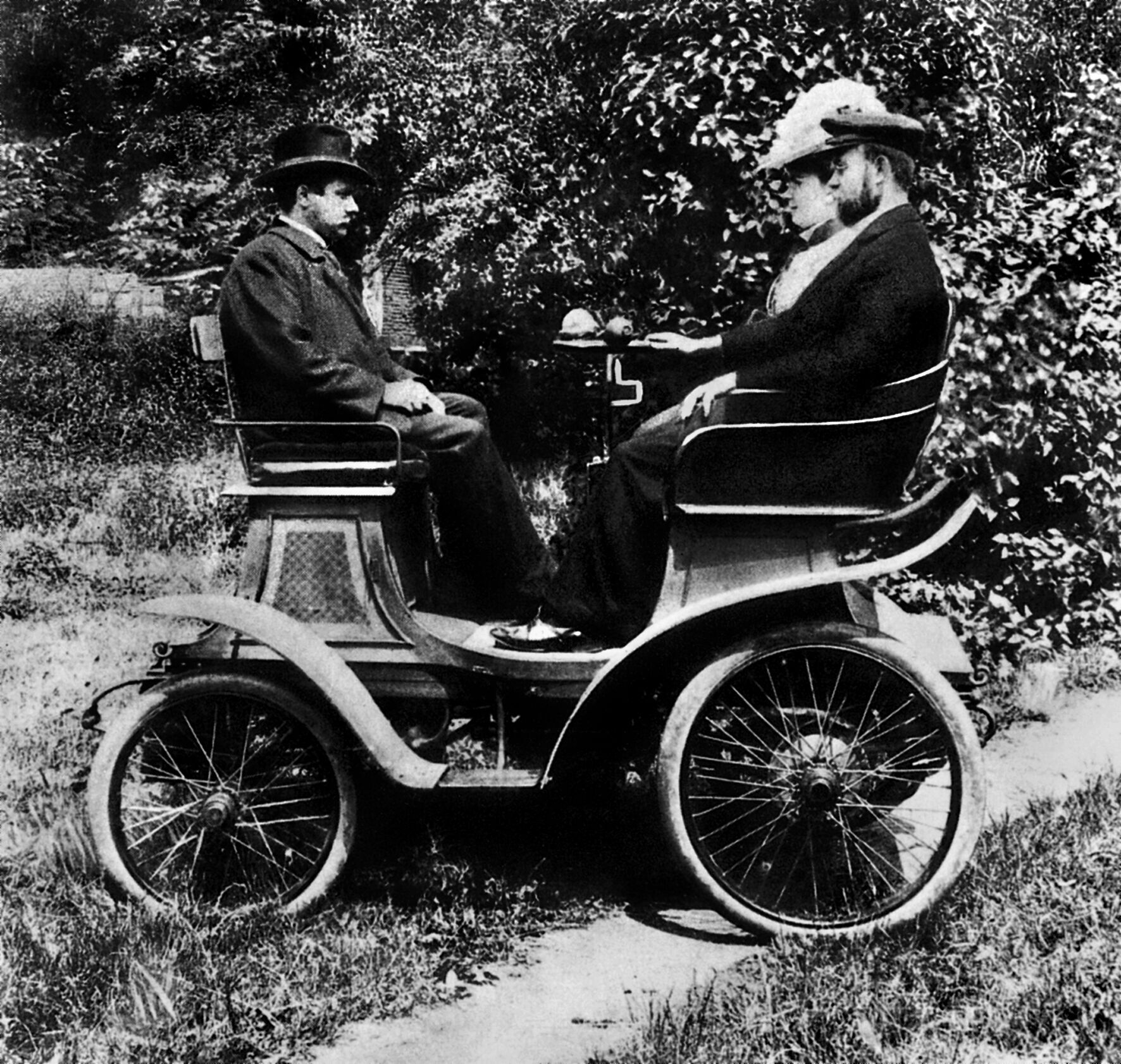 Audi Tradition erinnert 2026 an zahlreiche Jubiläen - 1901 konstruiert August Horch sein erstes eigenes Automobil: das Modell Vis-à-Vis, bei dem sich Fahrer und Fahrgäste gegenübersitzen.