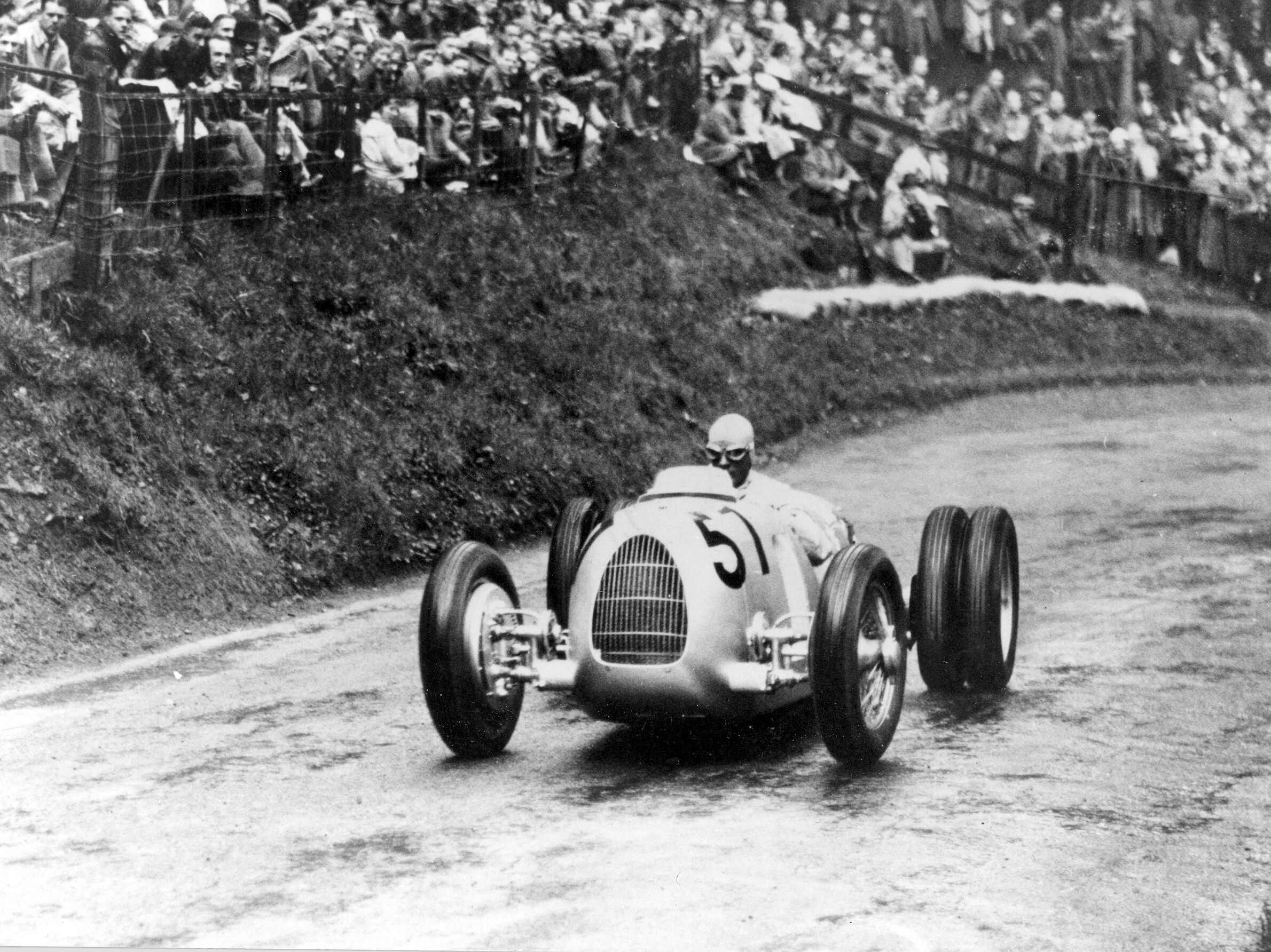 Audi Tradition erinnert 2026 an zahlreiche Jubiläen - Der Auto Union Typ C fährt in der Rennsaison 1936 von Erfolg zu Erfolg: Der Grand-Prix-Wagen gewinnt drei von fünf „Großen Preisen”, die Hälfte der Rundstreckenrennen und alle Bergrennen, an denen...