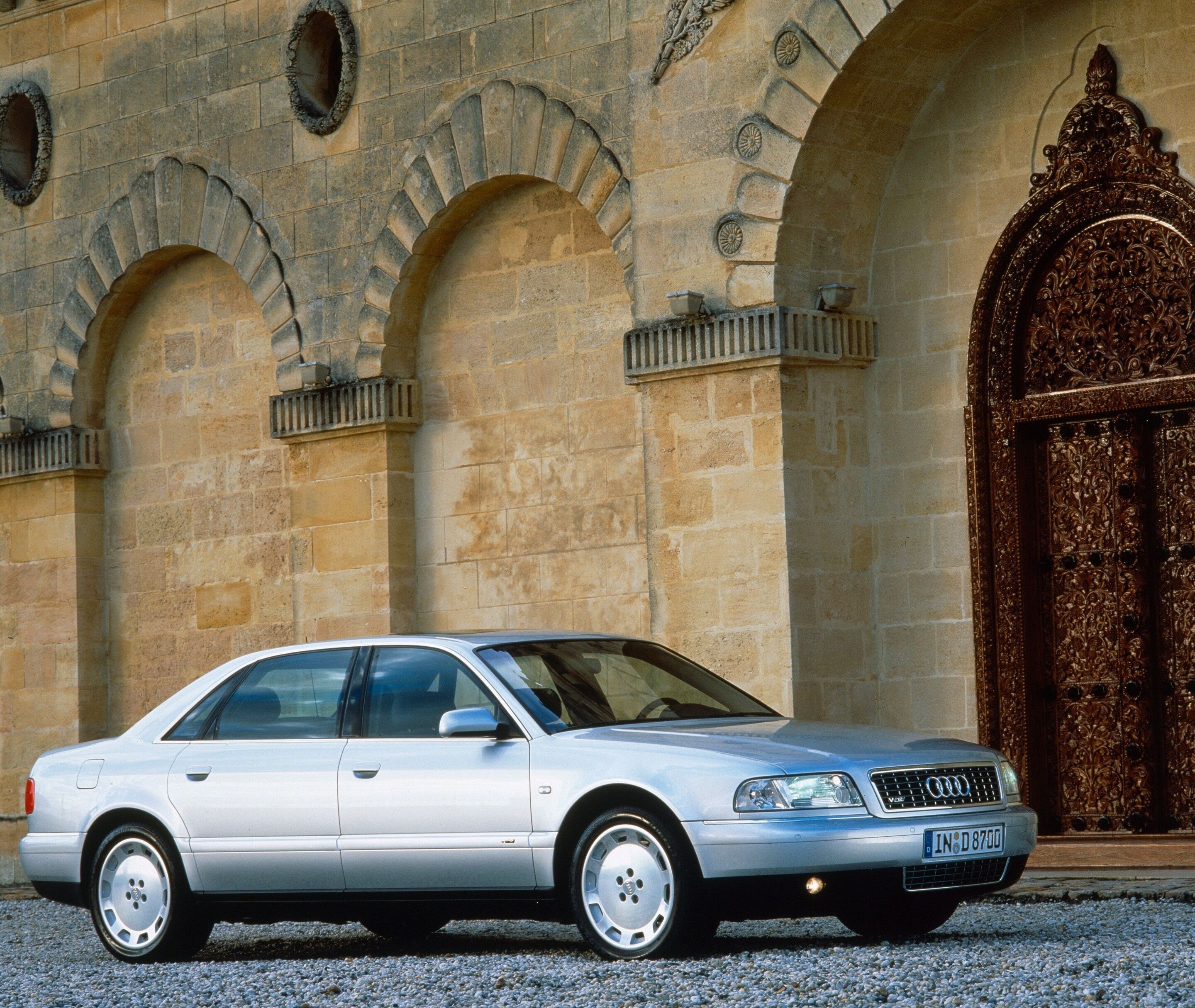Audi Tradition erinnert 2026 an zahlreiche Jubiläen - Der Audi A8 W12 – unter der Haube der erste Zwölfzylindermotor von Audi – ein 6-Liter-Aggregat in W-Form.