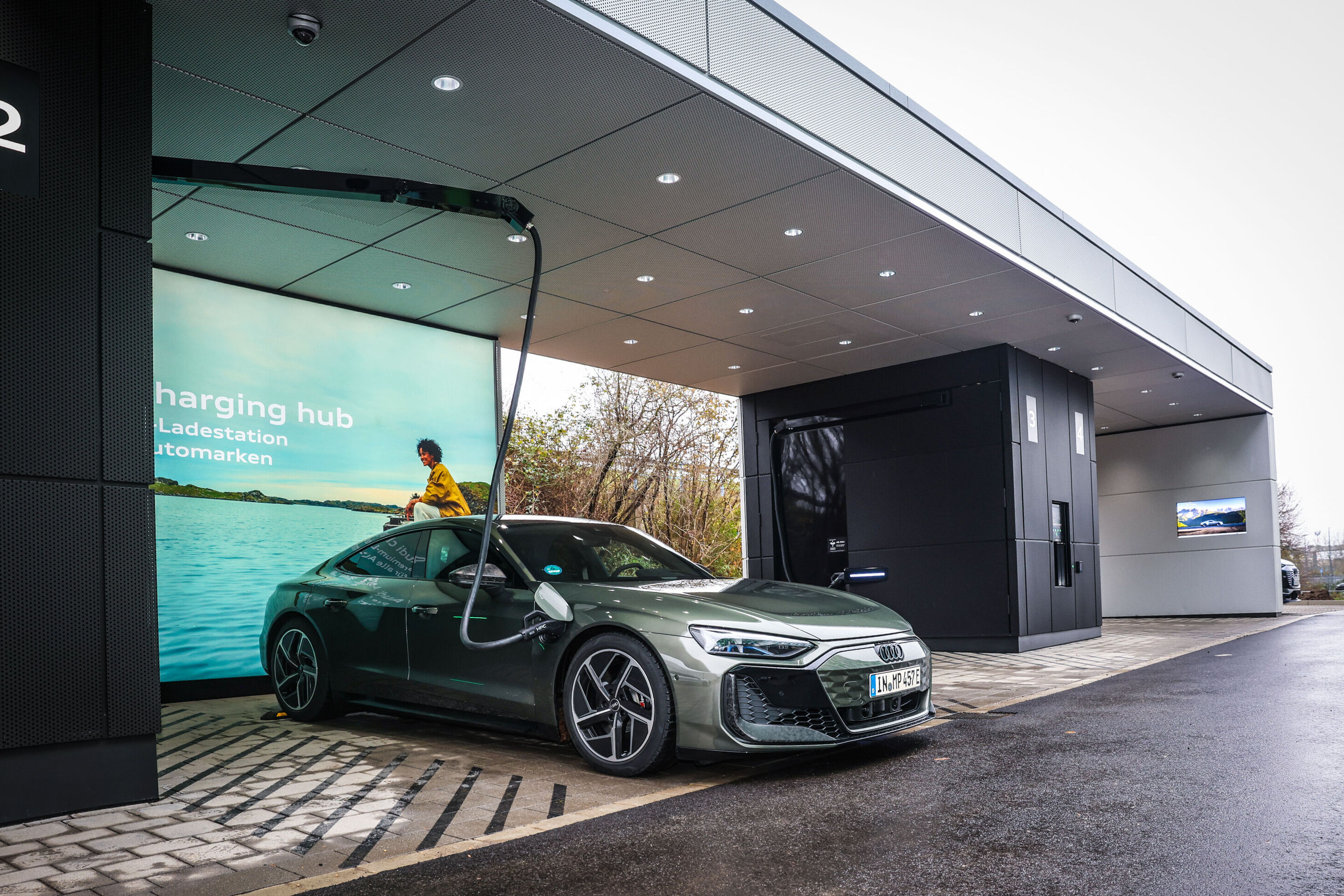 Audi opens third charging hub in 2025: now also in Düsseldorf - An Audi RS e-tron GT performance charges at the Audi charging hub on the EUREF campus in Düsseldorf.