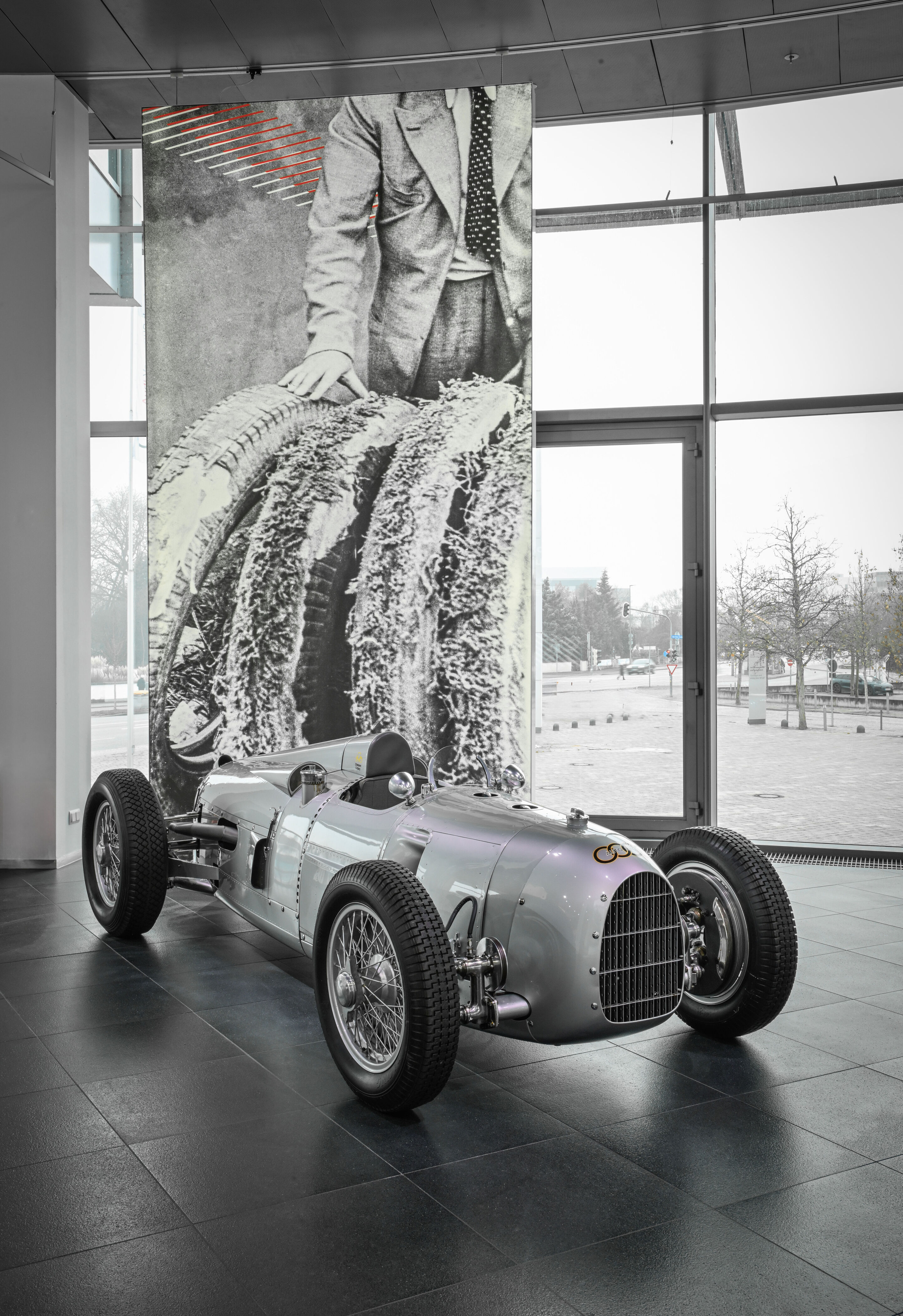 Geballte Power im Audi museum mobile: Neue Sonderausstellung „Grand Prix Legenden“ - Audi steigt 2026 in die Formel 1 ein und geht damit in der sogenannten Königsklasse des Motorsports an den Start. Aus diesem Anlass wirft Audi Tradition in der Sonderausstellung...