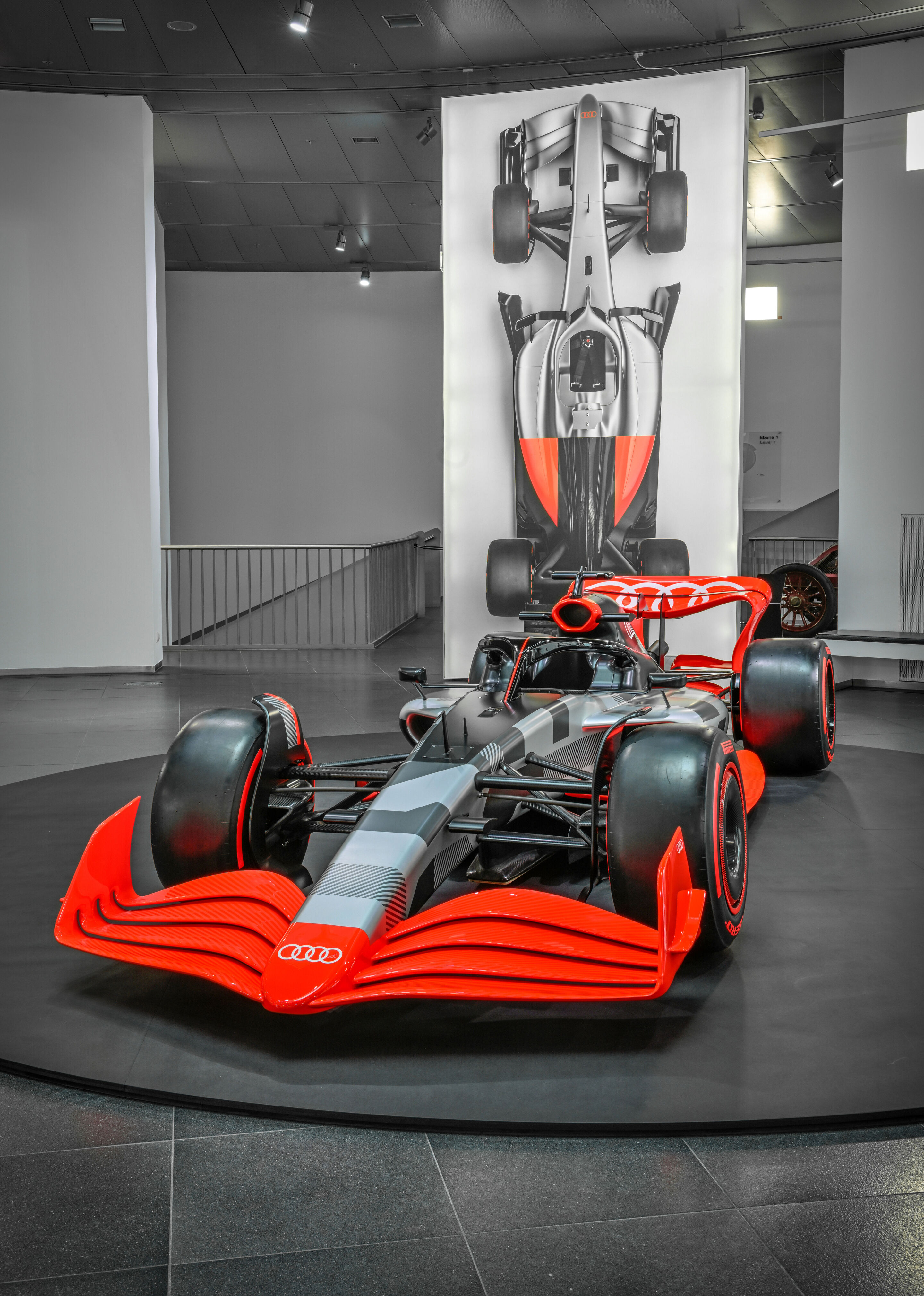Geballte Power im Audi museum mobile: Neue Sonderausstellung „Grand Prix Legenden“ - Audi steigt 2026 in die Formel 1 ein und geht damit in der sogenannten Königsklasse des Motorsports an den Start. Aus diesem Anlass wirft Audi Tradition in der Sonderausstellung...