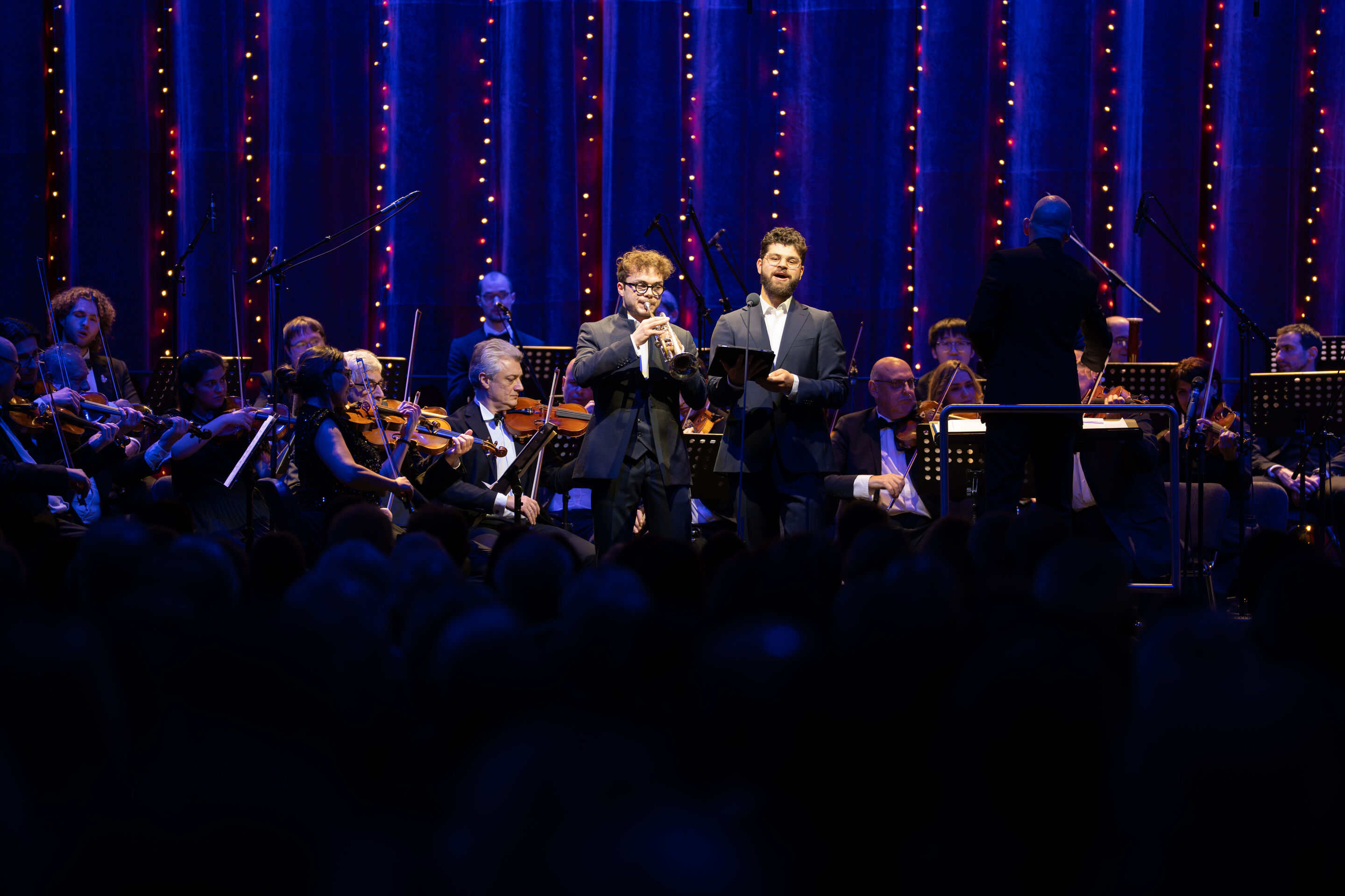 Audi Weihnachtskonzert 2025 - Trompeter Robin Paillet und Vokalist Lukas Enoch Lemcke (Bass) gemeinsam mit der Kammerphilharmonie Ingolstadt unter der Leitung von Ariel Zuckermann beim Audi Weihnachtskonzert 2025