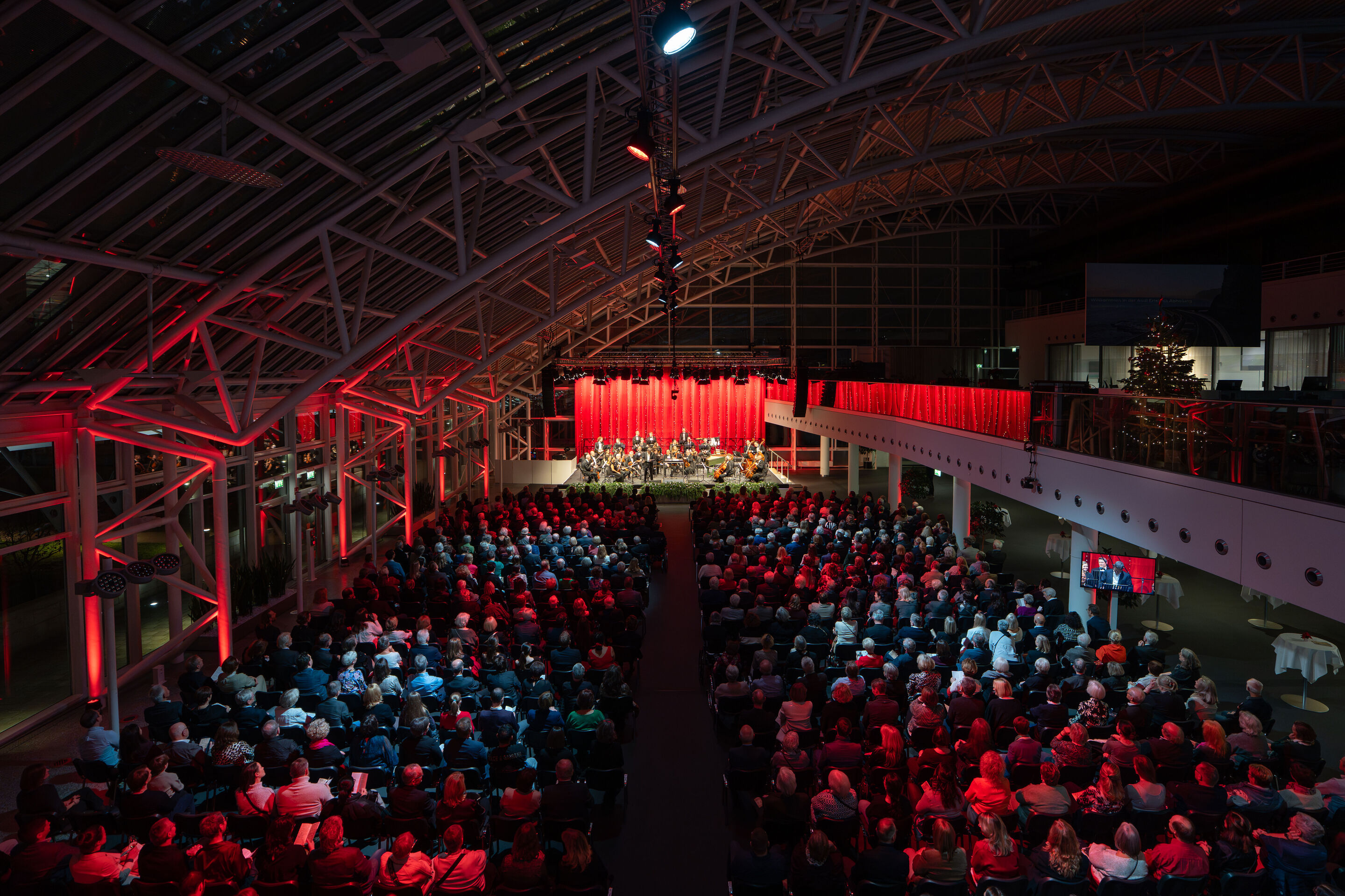 Audi Weihnachtskonzert 2025 - Die Kammerphilharmonie Ingolstadt auf der Bühne beim Audi Weihnachtskonzert am 12.12.2025 im Audi Forum Ingolstadt