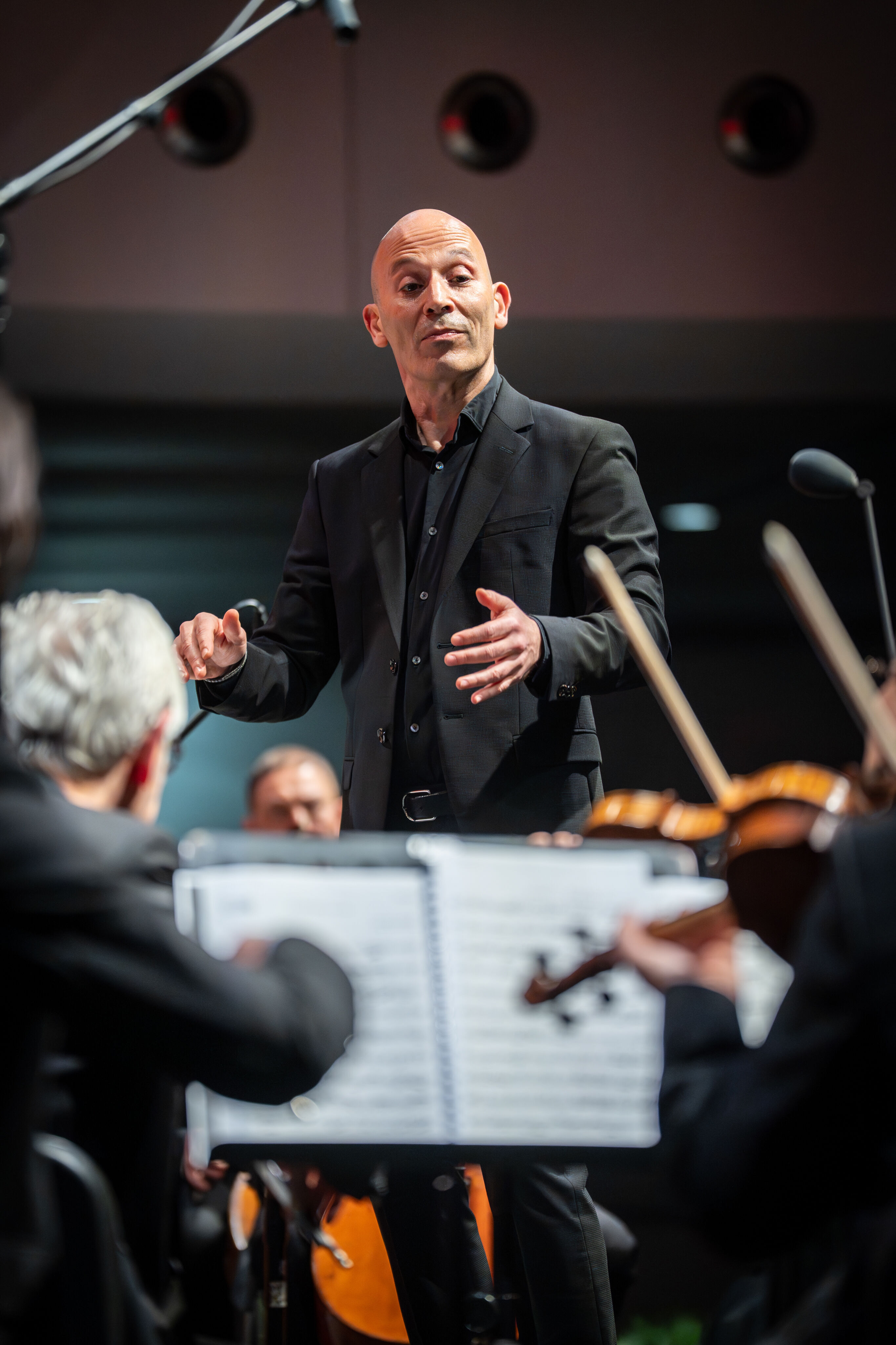 Audi Weihnachtskonzert 2025 - Dirigent Ariel Zuckermann der Kammerphilharmonie Ingolstadt beim Audi Weihnachtskonzert am 12.12.2025