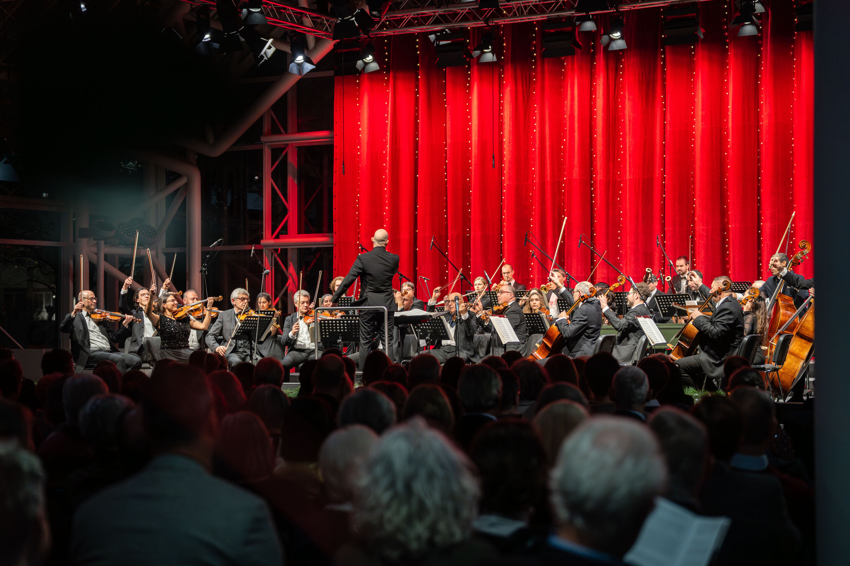 Audi Weihnachtskonzert 2025 - Die Kammerphilharmonie Ingolstadt unter der Leitung von Ariel Zuckermann beim Audi Weihnachtskonzert am 12.12.2025 im Audi Forum Ingolstadt