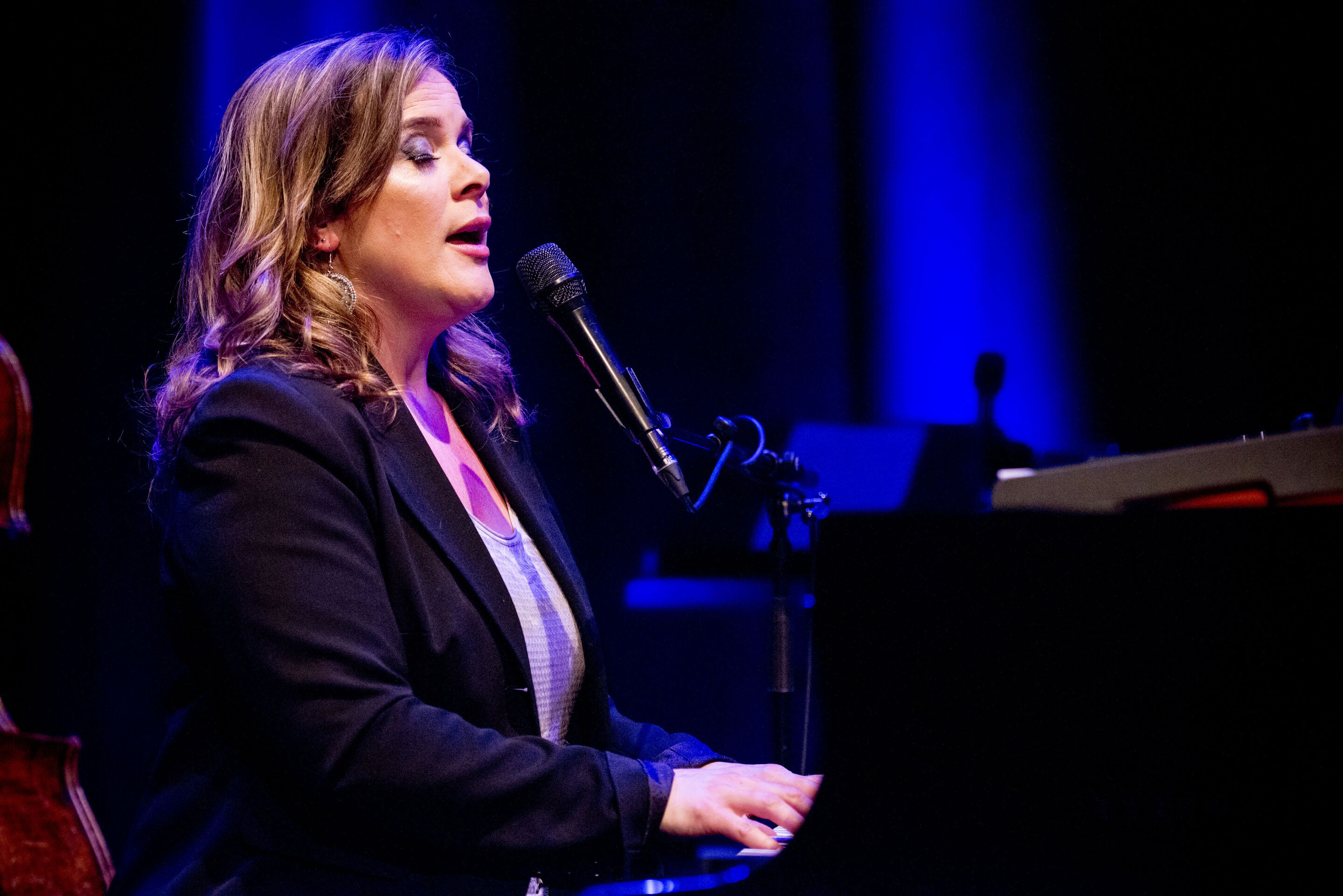 Audi Forum Ingolstadt – Newsletter Januar - Die Musikerin Sanna van Vliet spielt auf einem Klavier und singt gleichzeitig in ein Mikrofon.