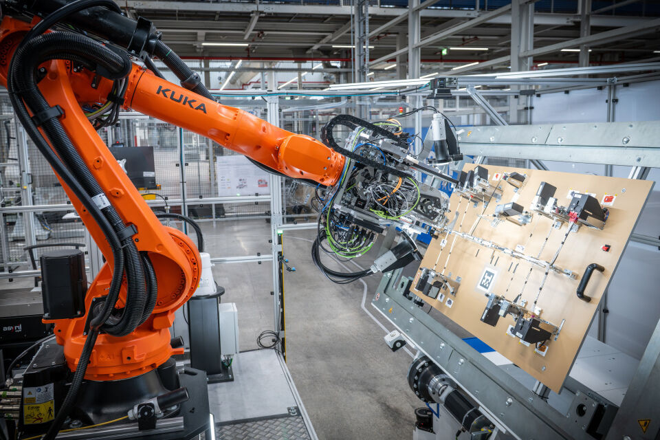 Audi scales up deployment of artificial intelligence in production - The wiring harness takes shape through automated taping. In the Next2OEM future project, Audi is working with ten partners at its Ingolstadt, Germany, site to demonstrate how the production...