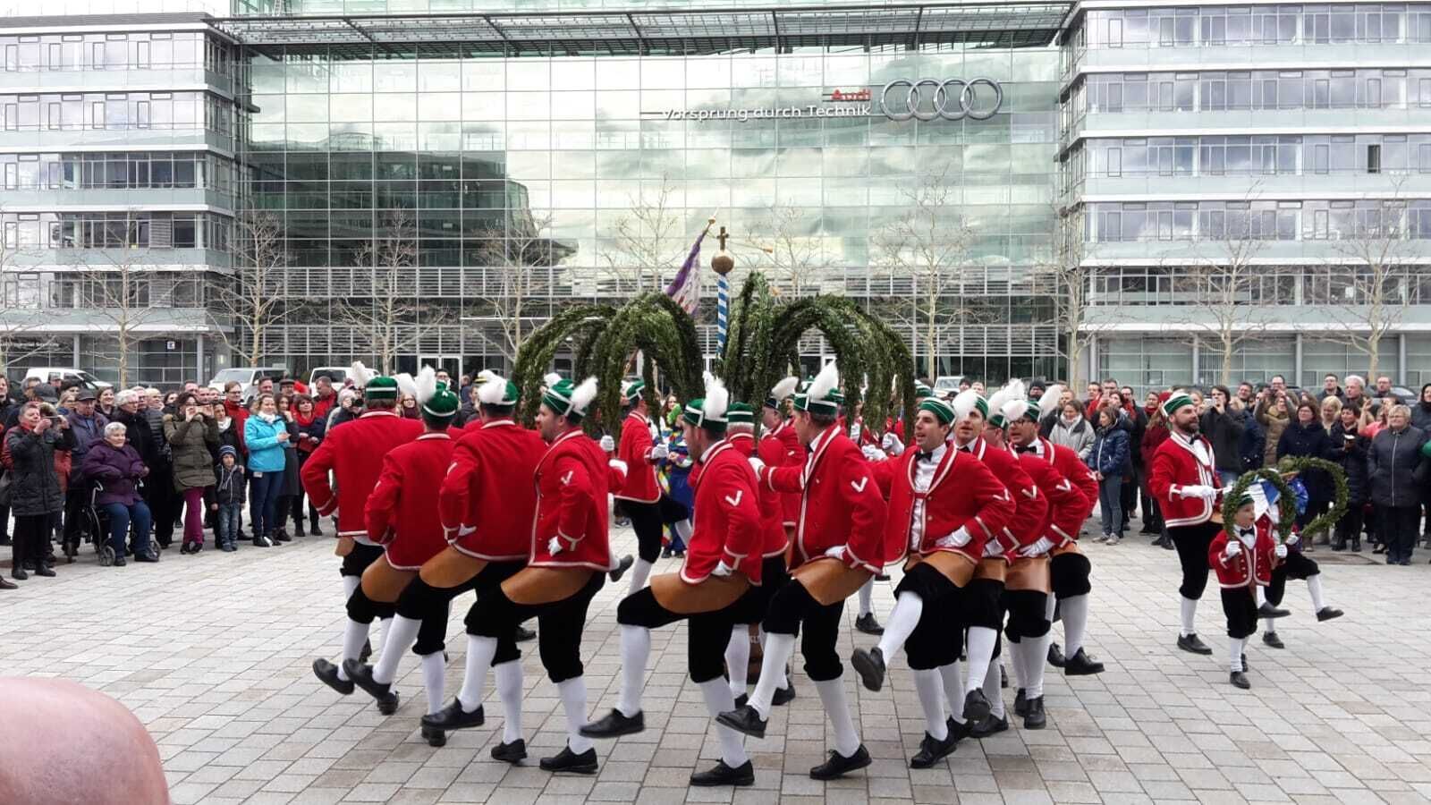 Bayerisches Brauchtum hautnah: Schäfflertanz auf der Audi Piazza - Im Audi Forum Ingolstadt zeigen die Schäffler ihren traditionellen Tanz. Um die tanzenden Männer herum bildet das Publikum einen Kreis.