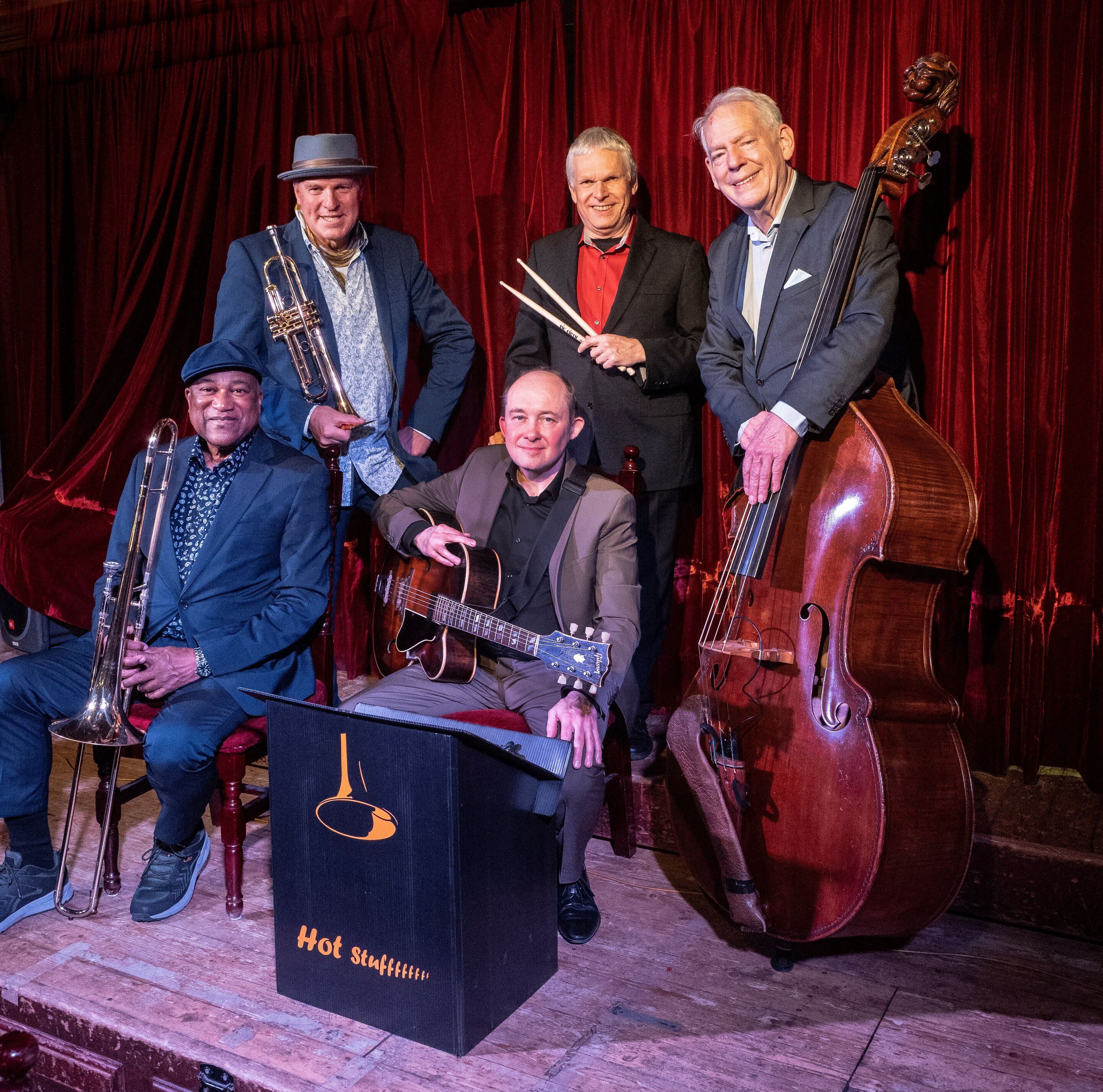 Jazz im Audi Forum: The Hot Stuff Jazzband feat. Alexander von Hagke - Das Foto zeigt die fünf Mitglieder der „The Hot Stuff Jazzband“ mit ihren Instrumenten auf einer kleinen Bühne.