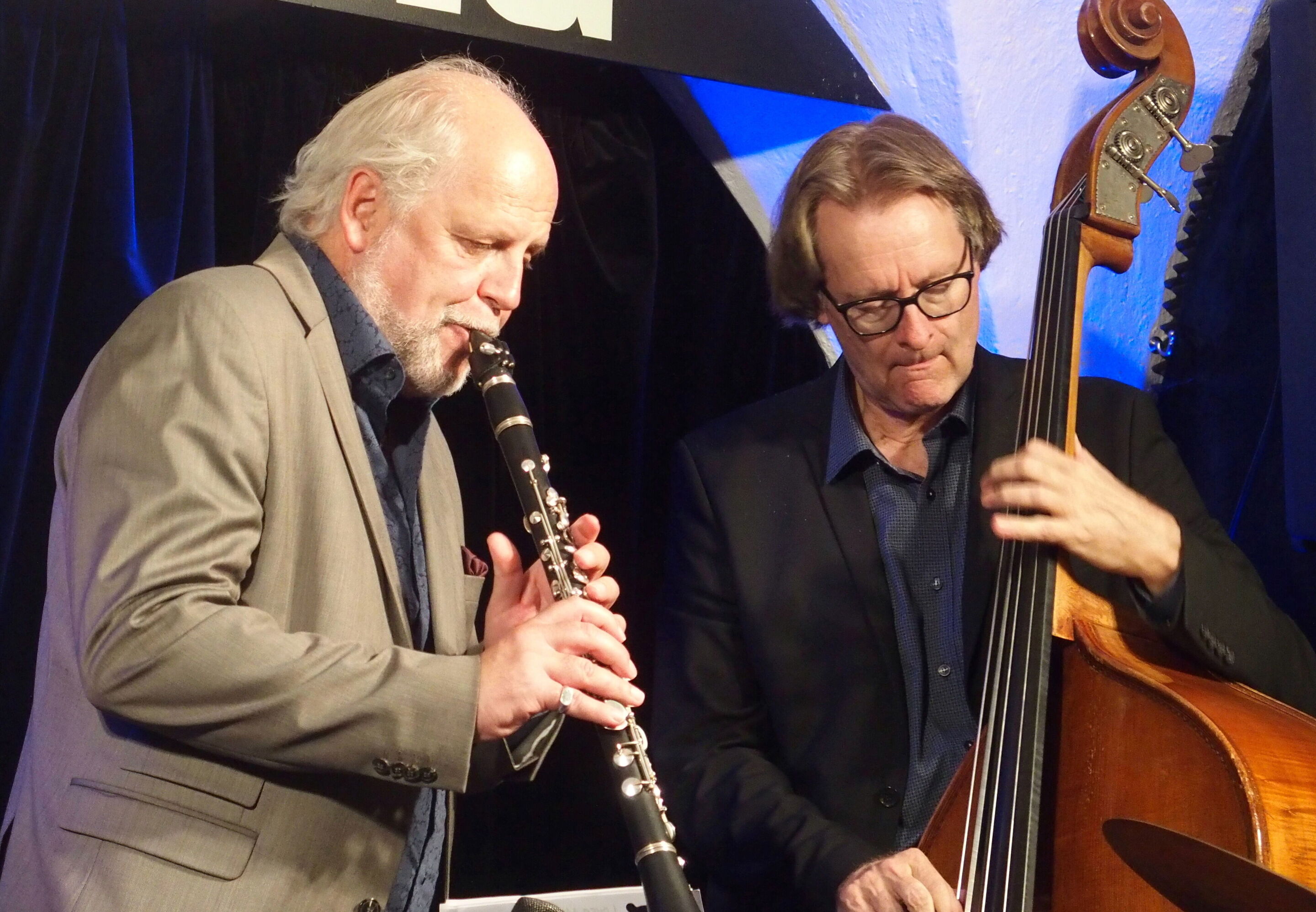 After Work Jazz Lounge - Klarinettist Stephan Holstein und Bassist Thomas Stabenow spielen bei einem Auftritt auf ihren Instrumenten.