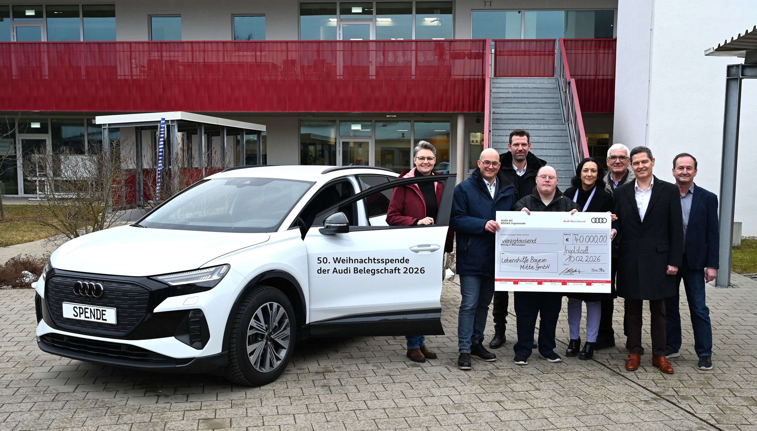 Audi startet Jubiläumsjahr der Weihnachtsspende: Neuer Audi Q4 e-tron für die Lebenshilfe Bayern Mitte - v. l. n. r.: Karola Frank (Stellv. Betriebsratsvorsitzende, AUDI AG), Jörg Schlagbauer (Betriebsratsvorsitzender, AUDI AG), Thomas Wendl (Leiter Betriebsrat...