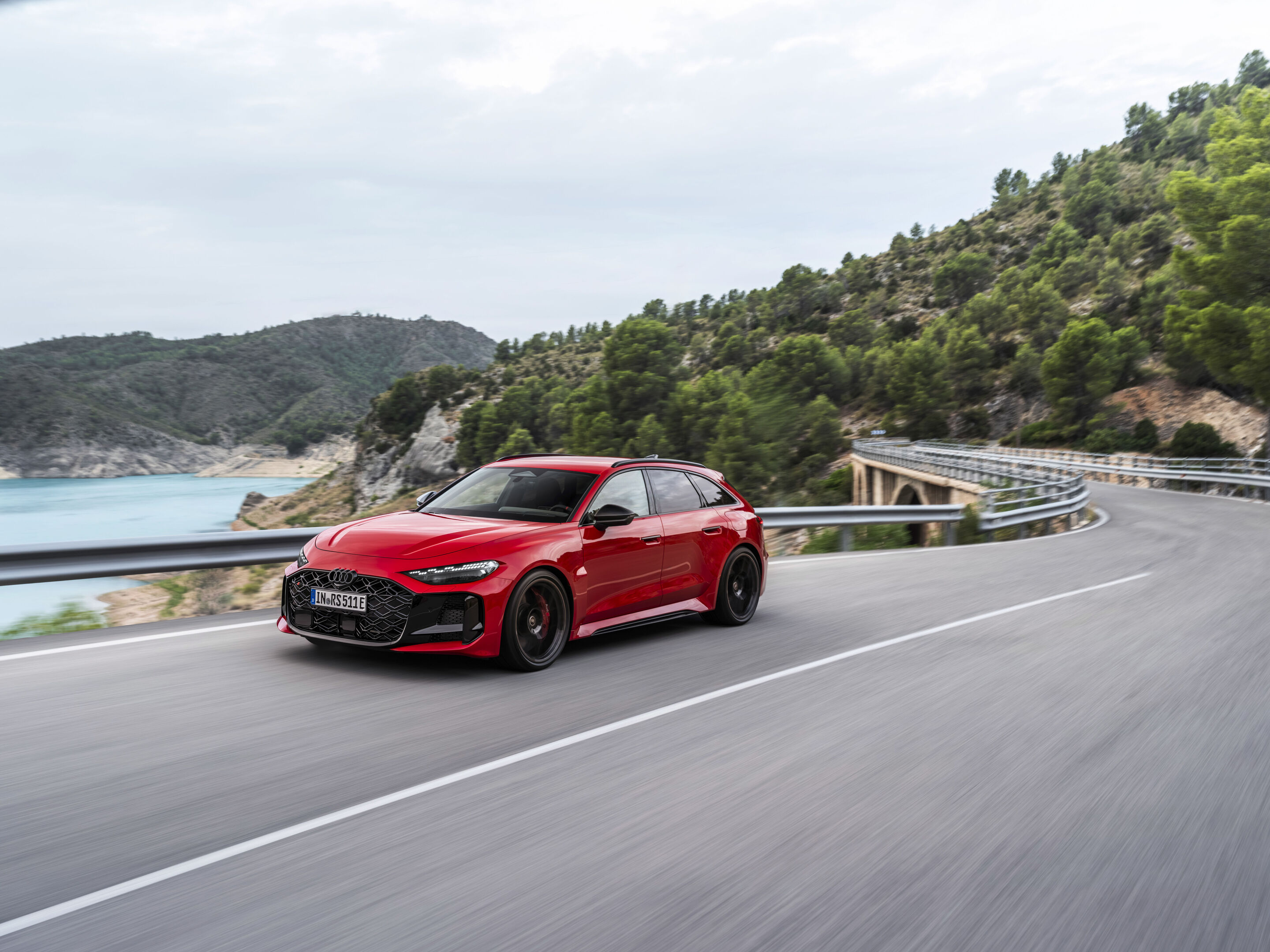 Audi RS 5 Avant - Progressiv red metallic, outdoor dynamic photo, exterior, three-quarter front view
