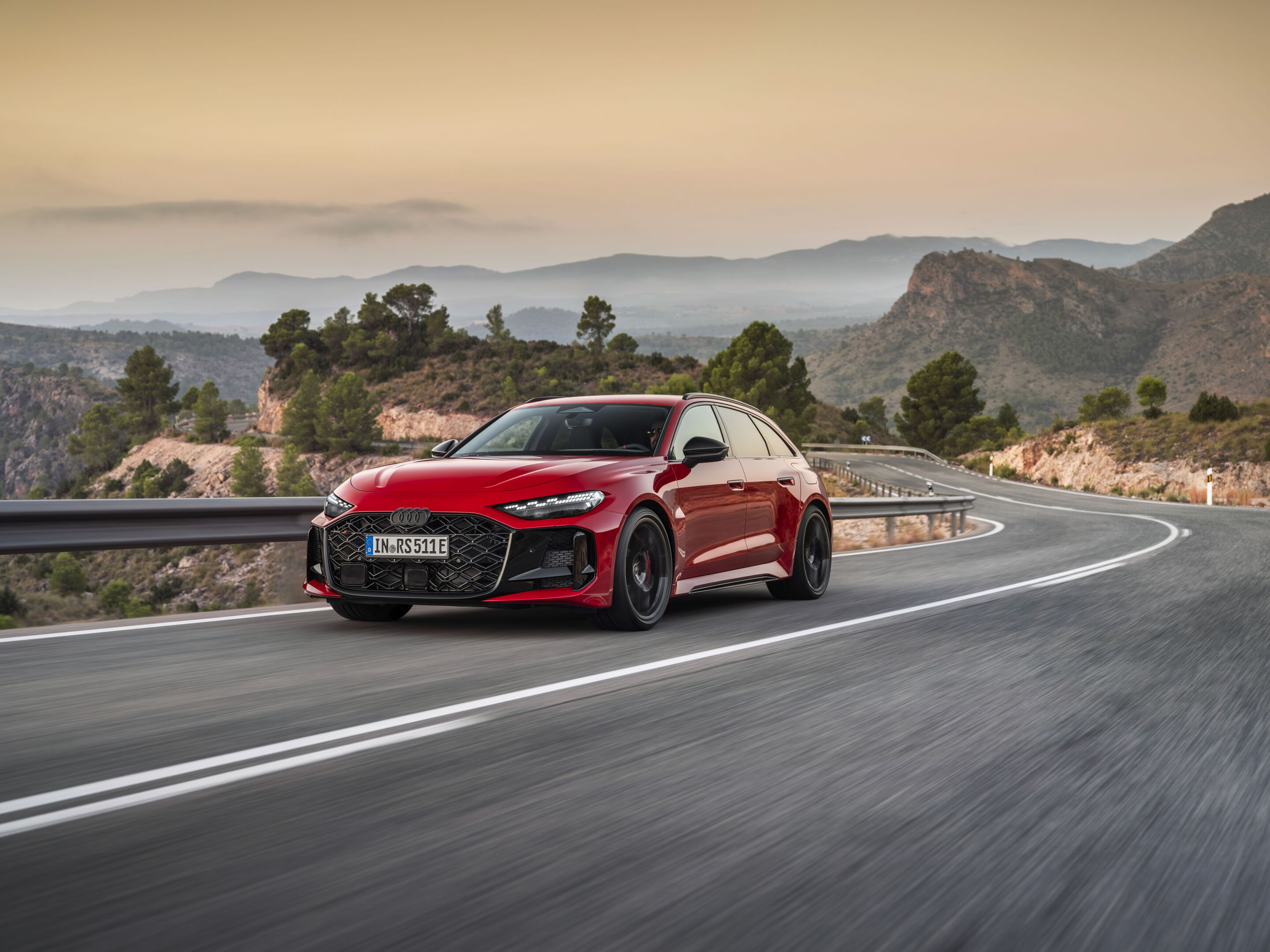 Audi RS 5 Avant - Progressiv red metallic, outdoor dynamic photo, exterior, three-quarter front view