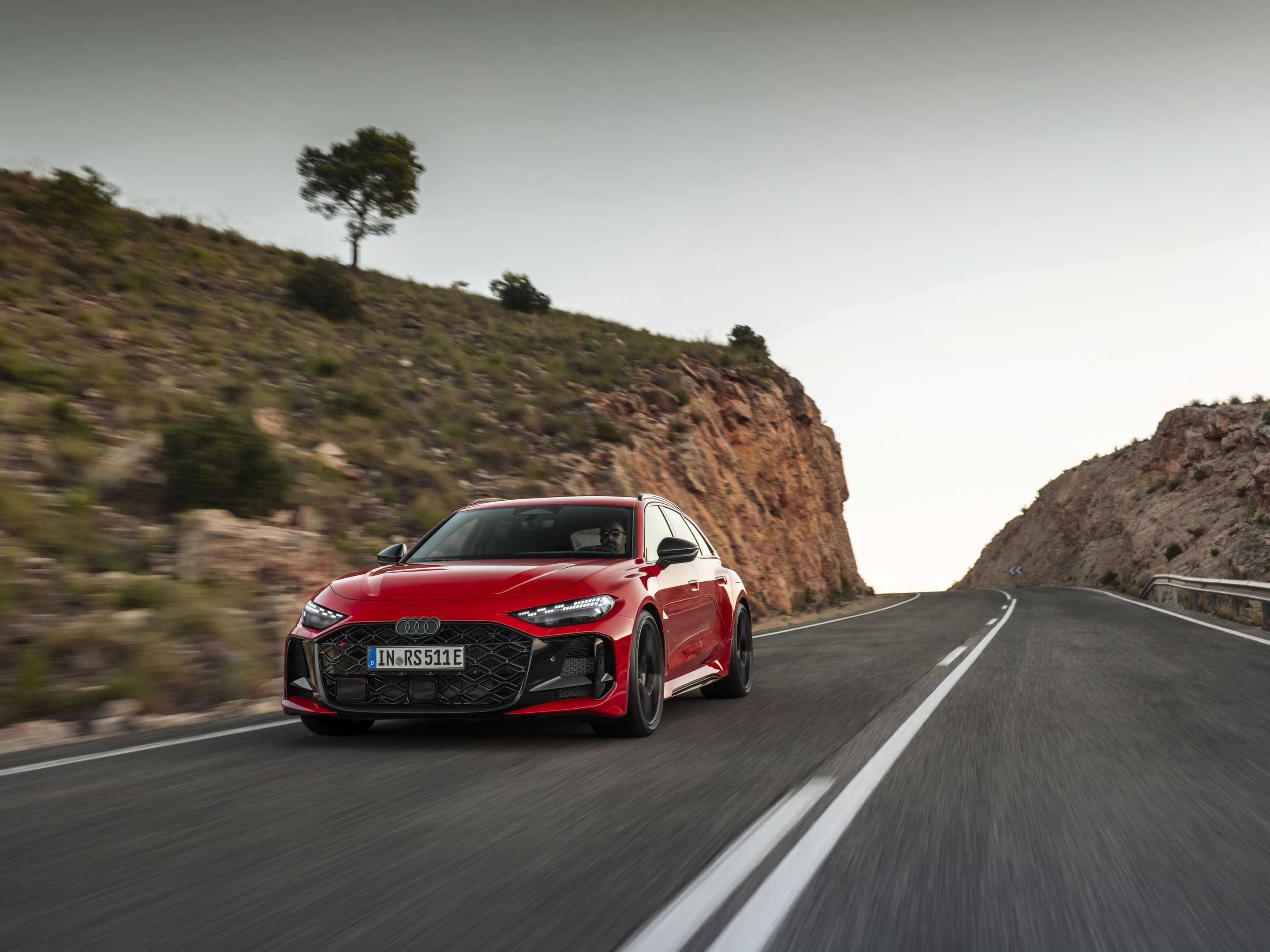 Audi RS 5 Avant - Progressiv red metallic, outdoor dynamic photo, exterior, three-quarter front view
