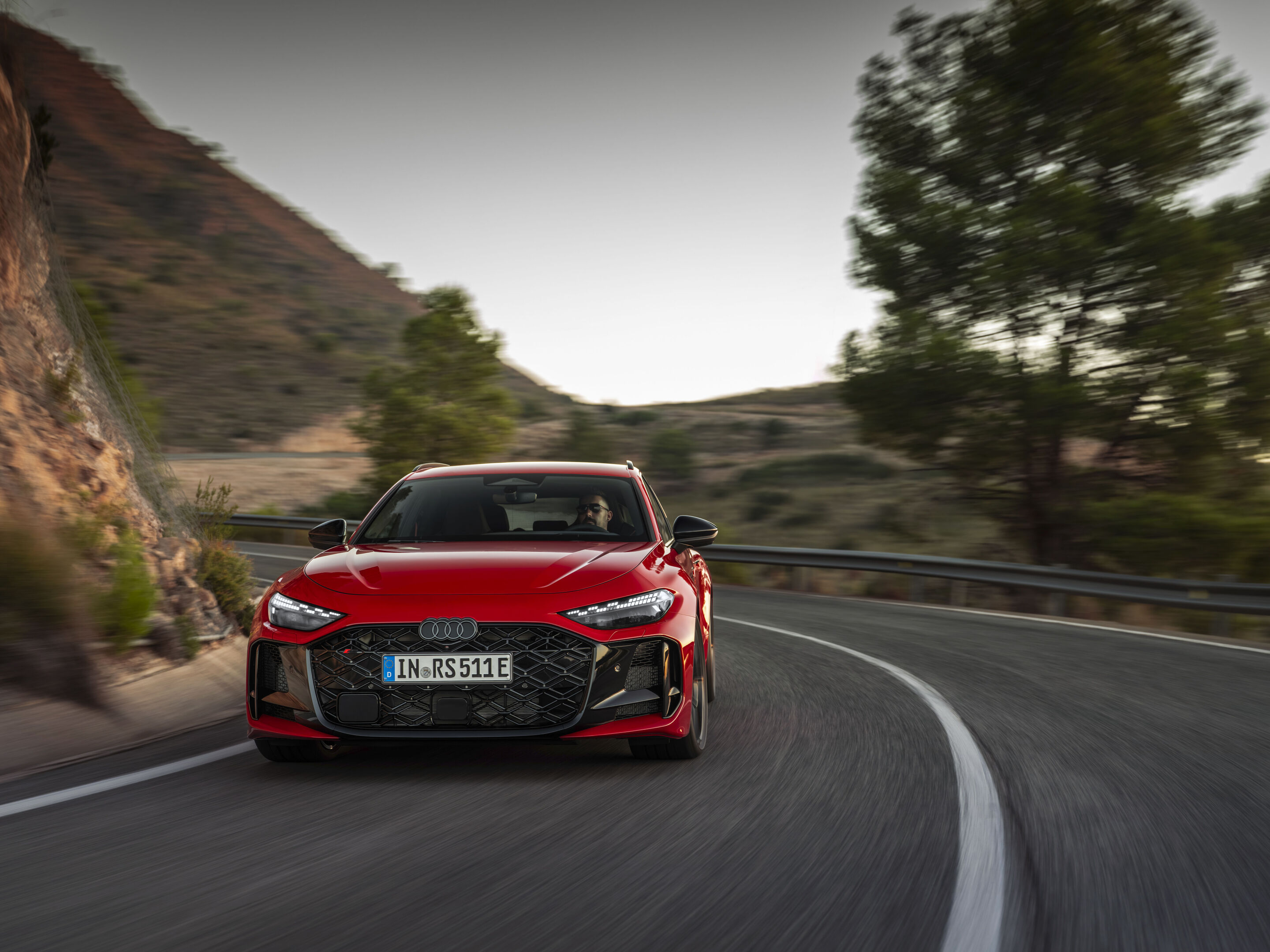 Audi RS 5 Avant - Progressiv red metallic, outdoor dynamic photo, exterior, front view