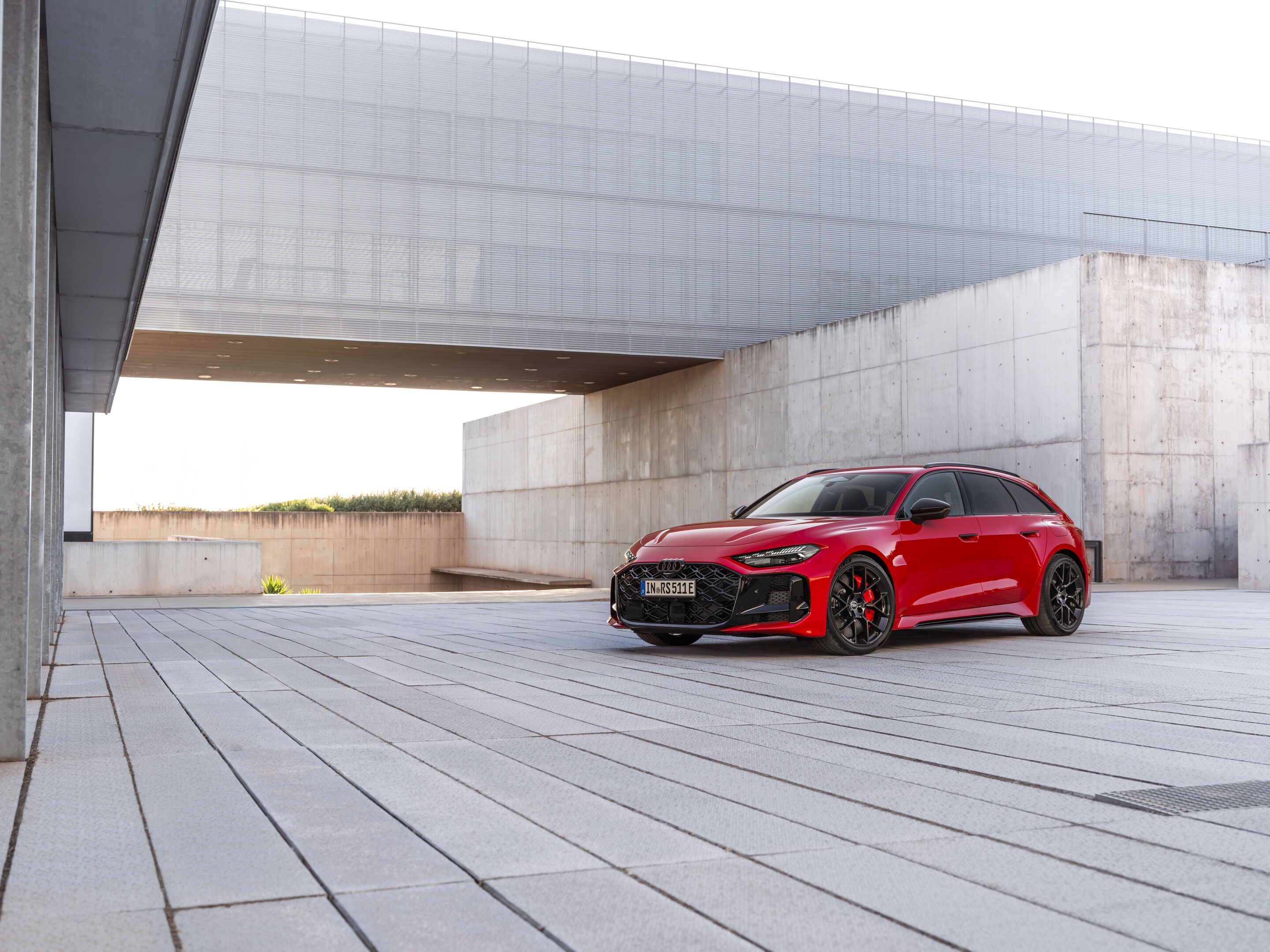 Audi RS 5 Avant - Progressiv red metallic, outdoor static photo, exterior, three-quarter front view