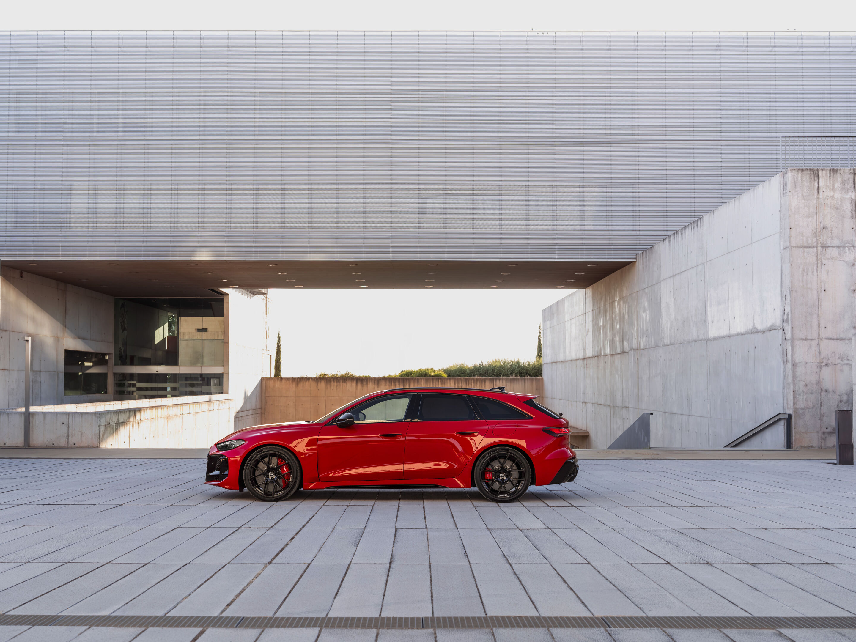 Audi RS 5 Avant - Progressiv red metallic, outdoor static photo, exterior, side view